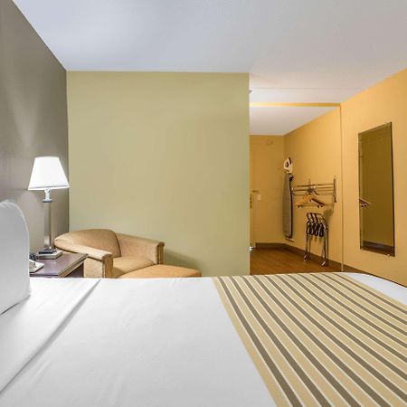 Econo Lodge Inn & Suites Triadelphia - Wheeling Экстерьер фото
