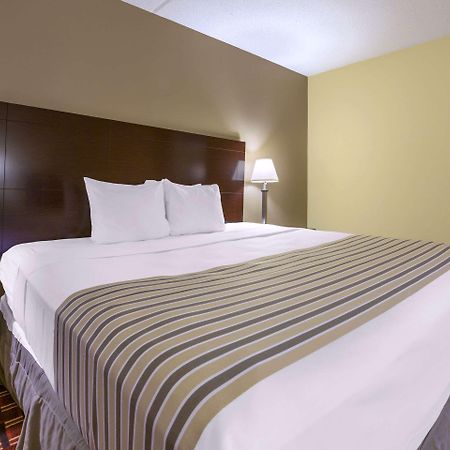 Econo Lodge Inn & Suites Triadelphia - Wheeling Экстерьер фото