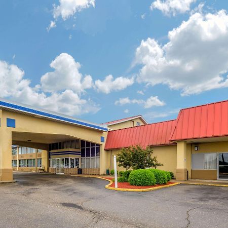 Econo Lodge Inn & Suites Triadelphia - Wheeling Экстерьер фото