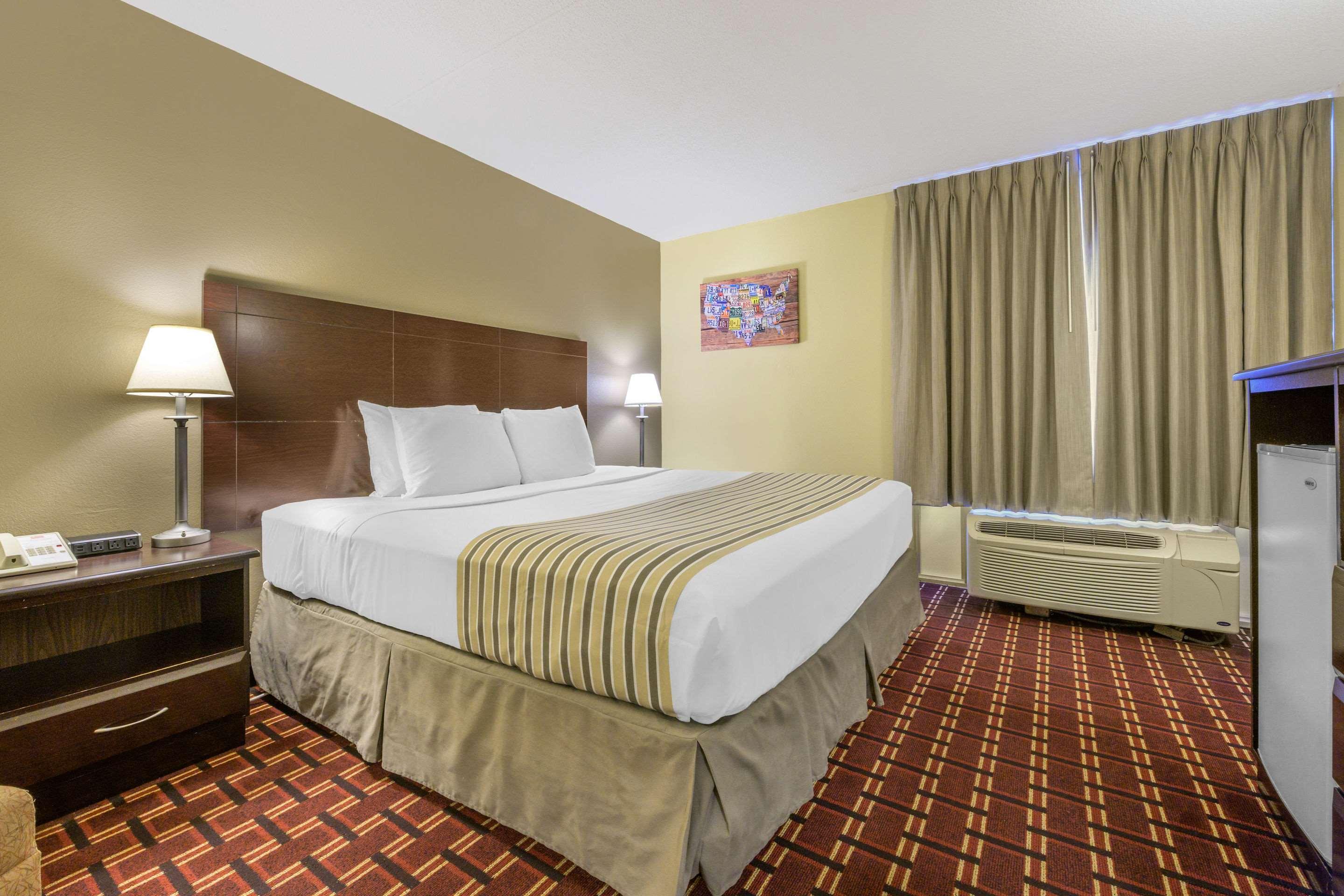 Econo Lodge Inn & Suites Triadelphia - Wheeling Экстерьер фото
