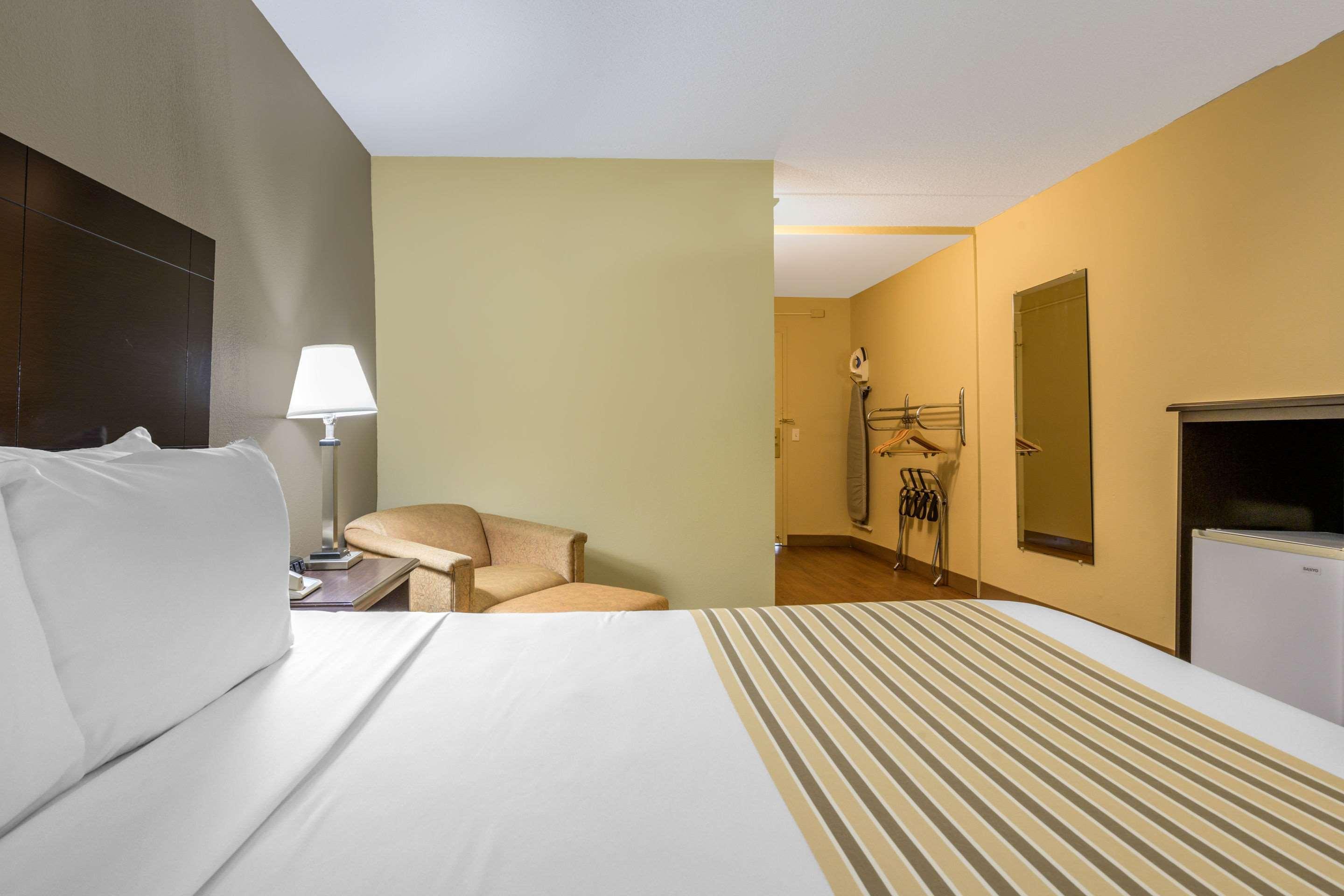 Econo Lodge Inn & Suites Triadelphia - Wheeling Экстерьер фото