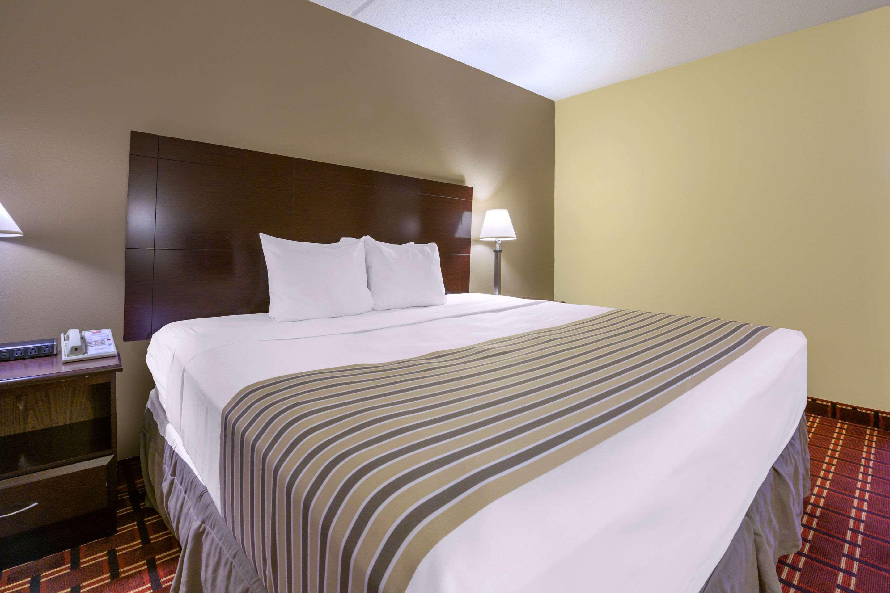 Econo Lodge Inn & Suites Triadelphia - Wheeling Экстерьер фото