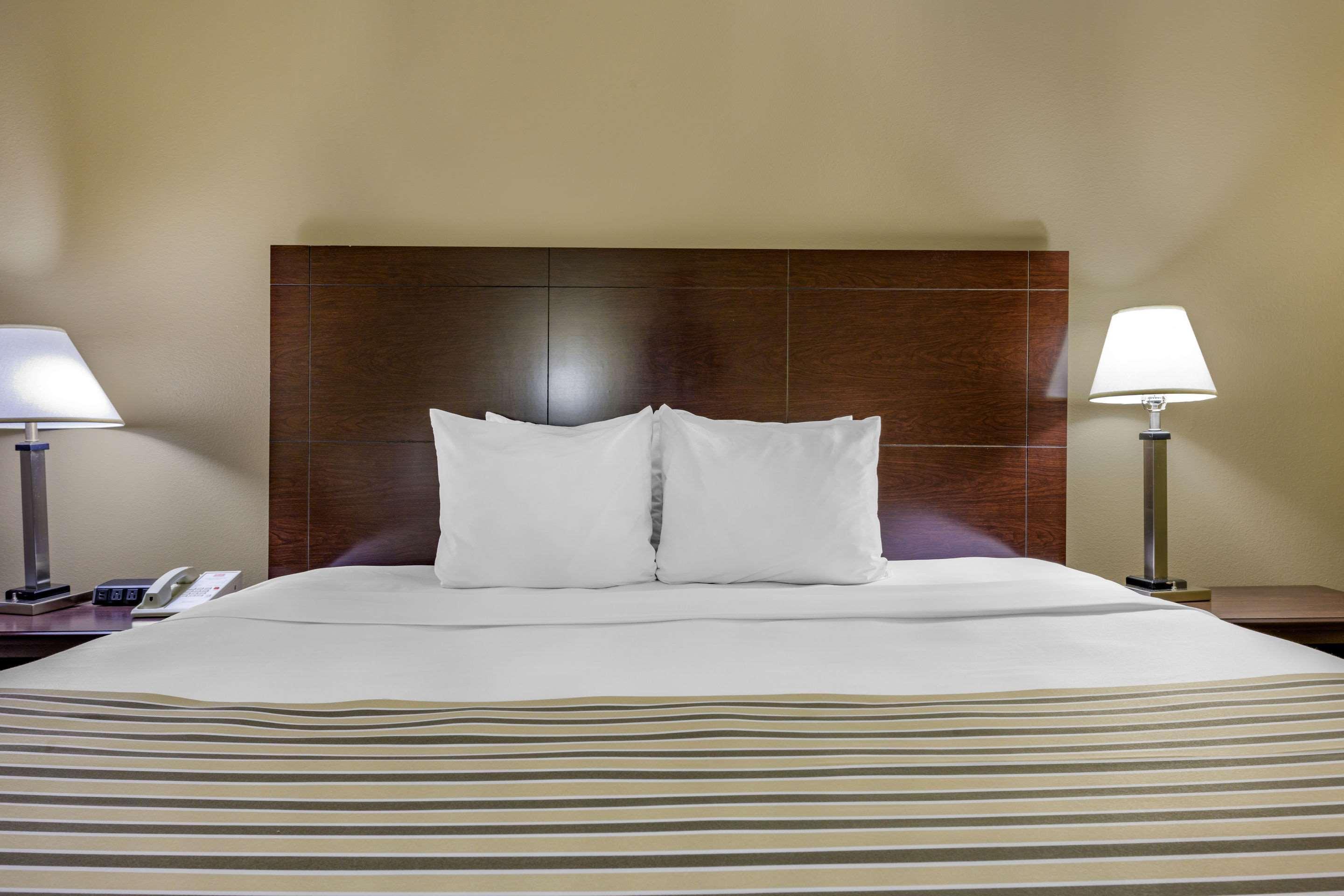 Econo Lodge Inn & Suites Triadelphia - Wheeling Экстерьер фото
