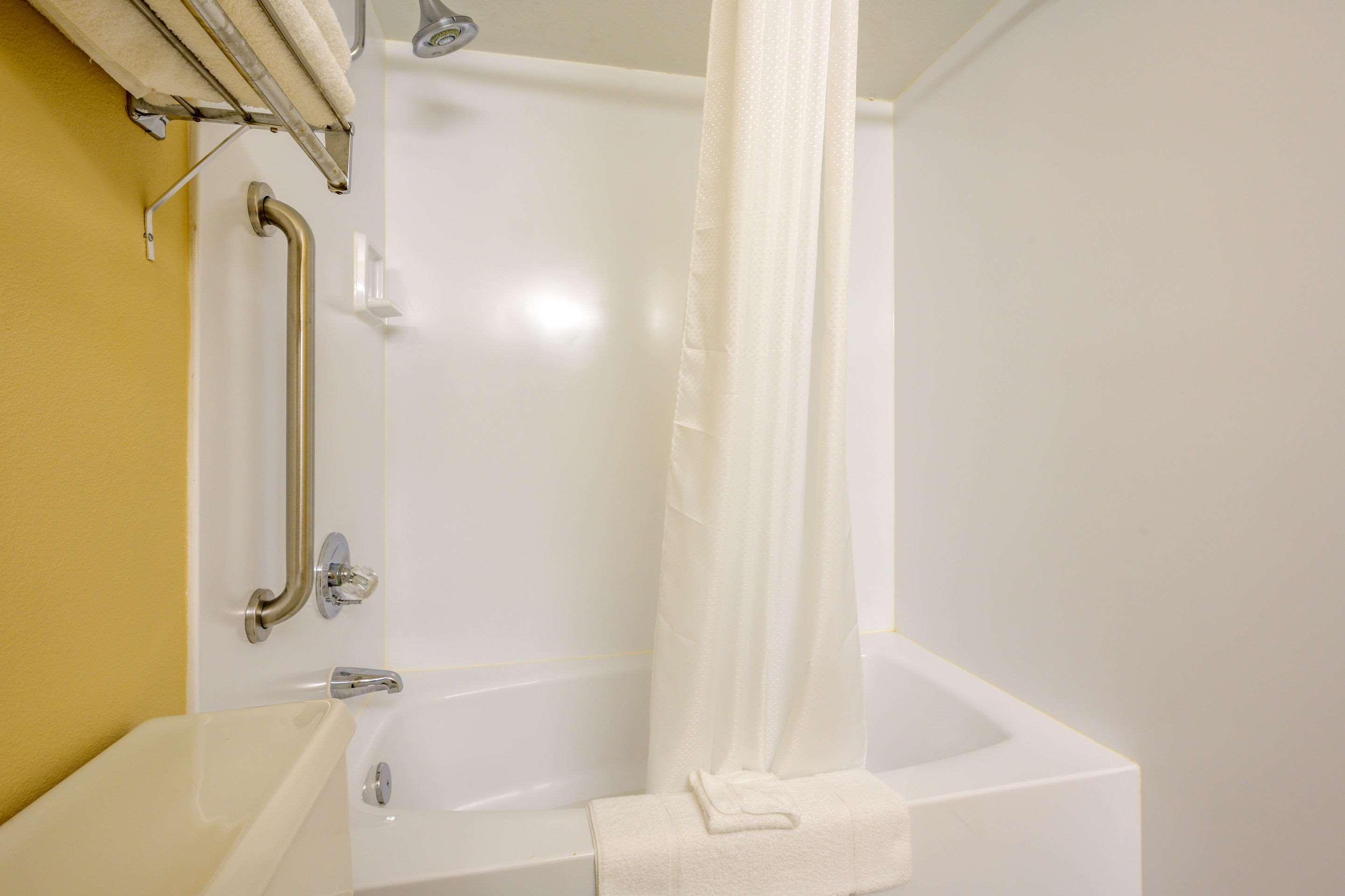 Econo Lodge Inn & Suites Triadelphia - Wheeling Экстерьер фото