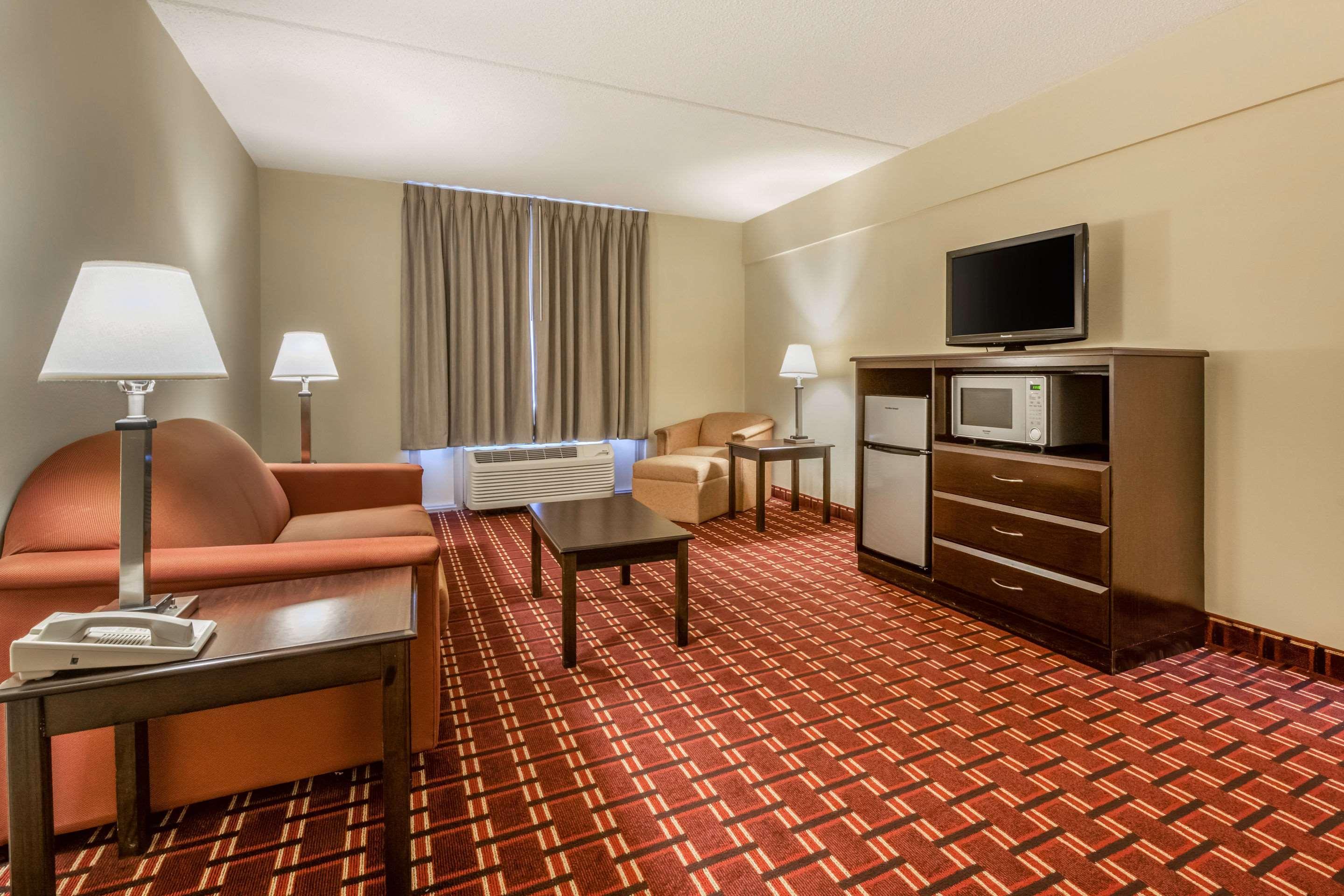 Econo Lodge Inn & Suites Triadelphia - Wheeling Экстерьер фото