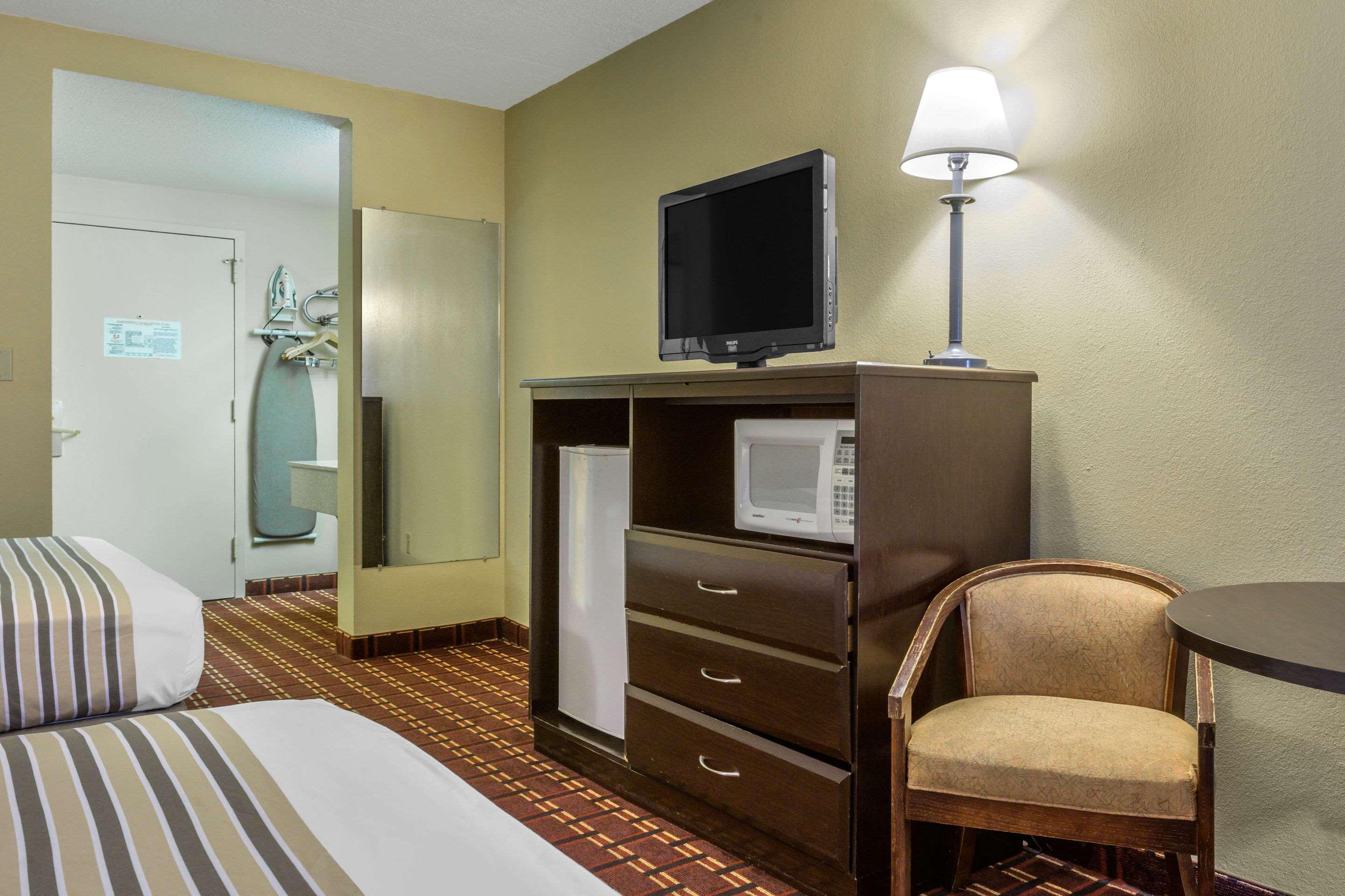Econo Lodge Inn & Suites Triadelphia - Wheeling Экстерьер фото
