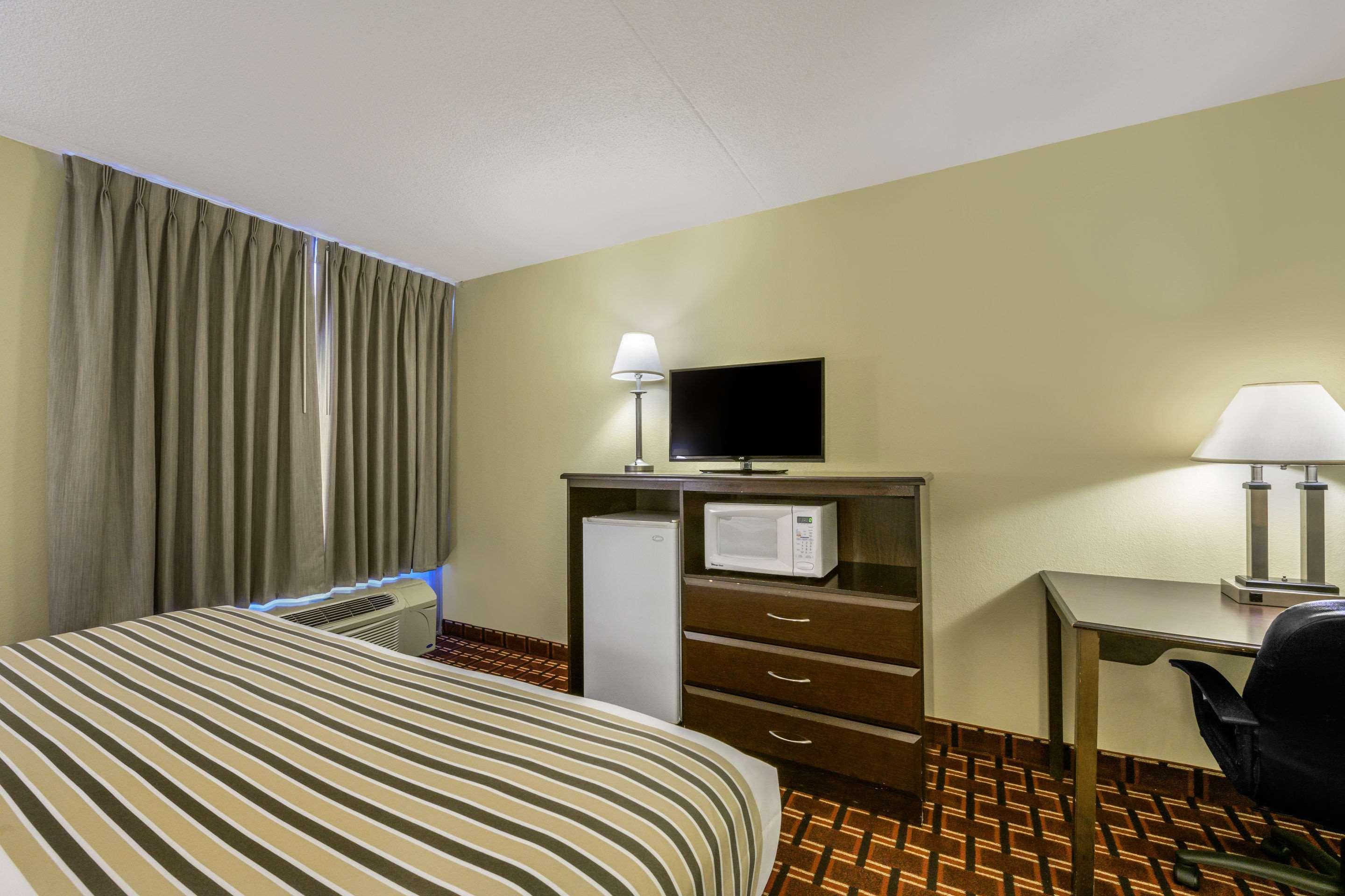 Econo Lodge Inn & Suites Triadelphia - Wheeling Экстерьер фото
