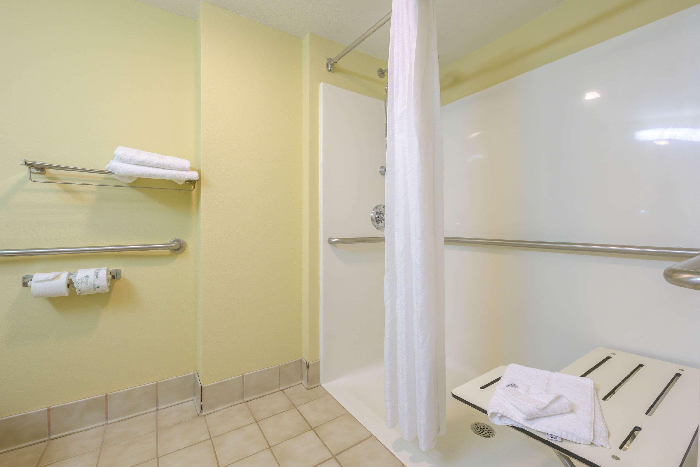 Econo Lodge Inn & Suites Triadelphia - Wheeling Экстерьер фото