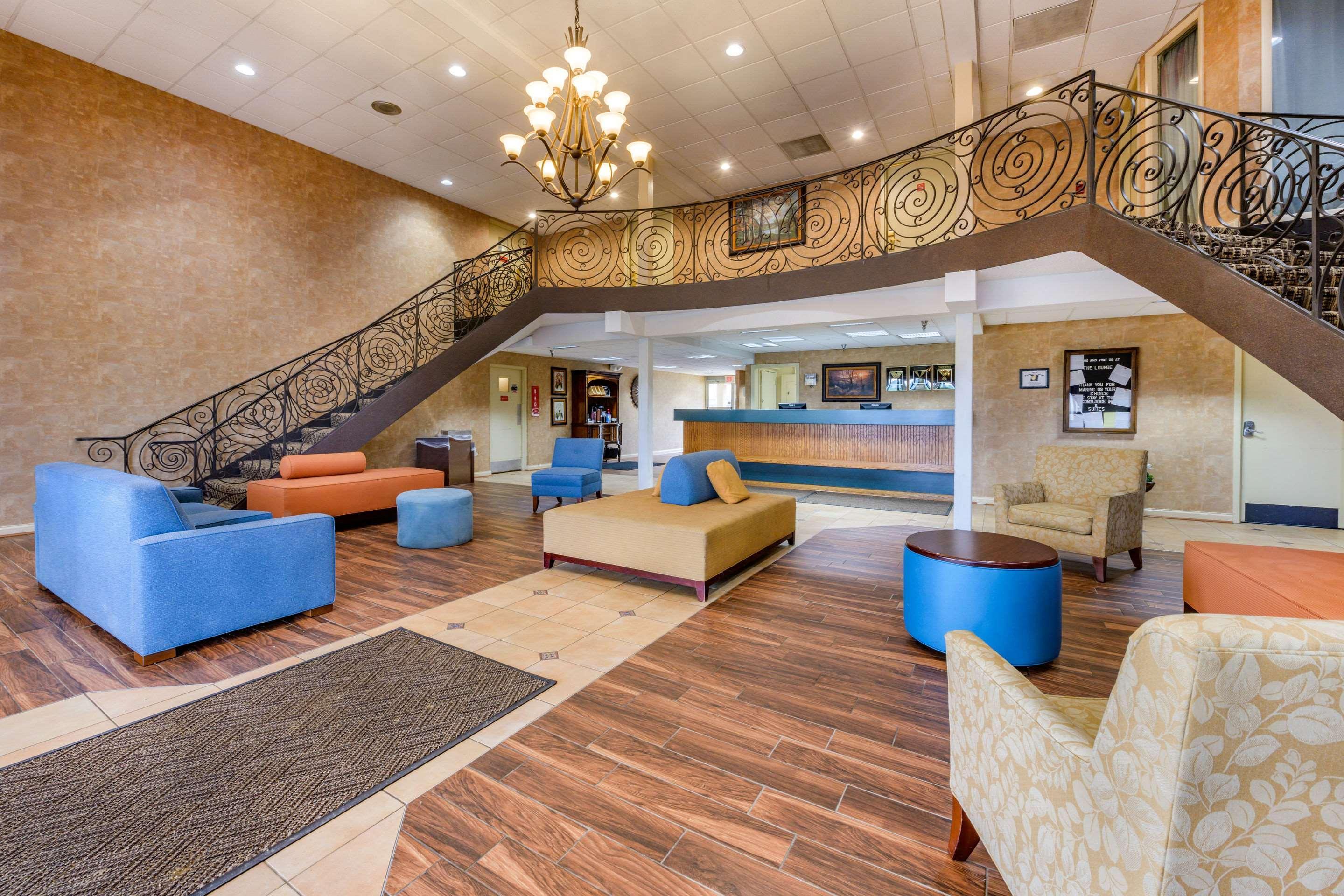 Econo Lodge Inn & Suites Triadelphia - Wheeling Экстерьер фото