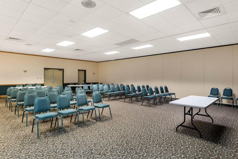 Econo Lodge Inn & Suites Triadelphia - Wheeling Экстерьер фото