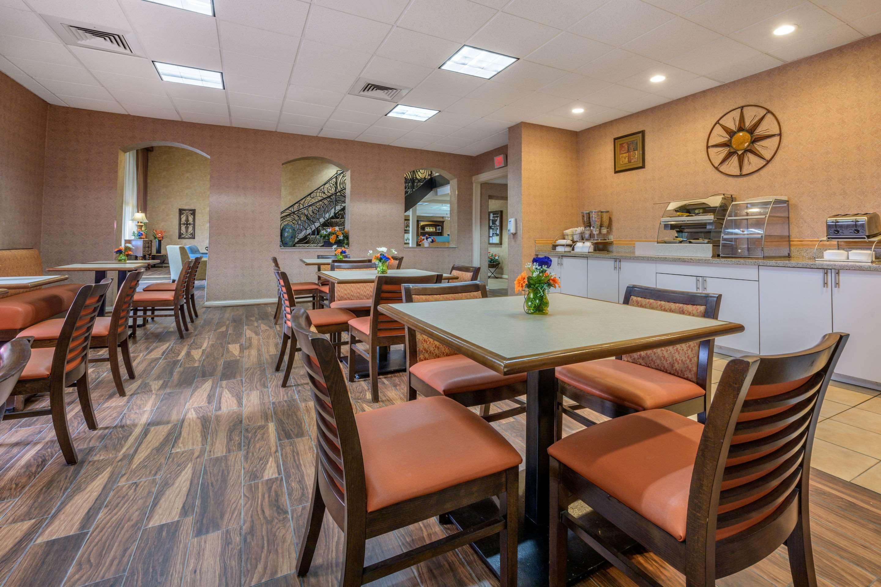 Econo Lodge Inn & Suites Triadelphia - Wheeling Экстерьер фото
