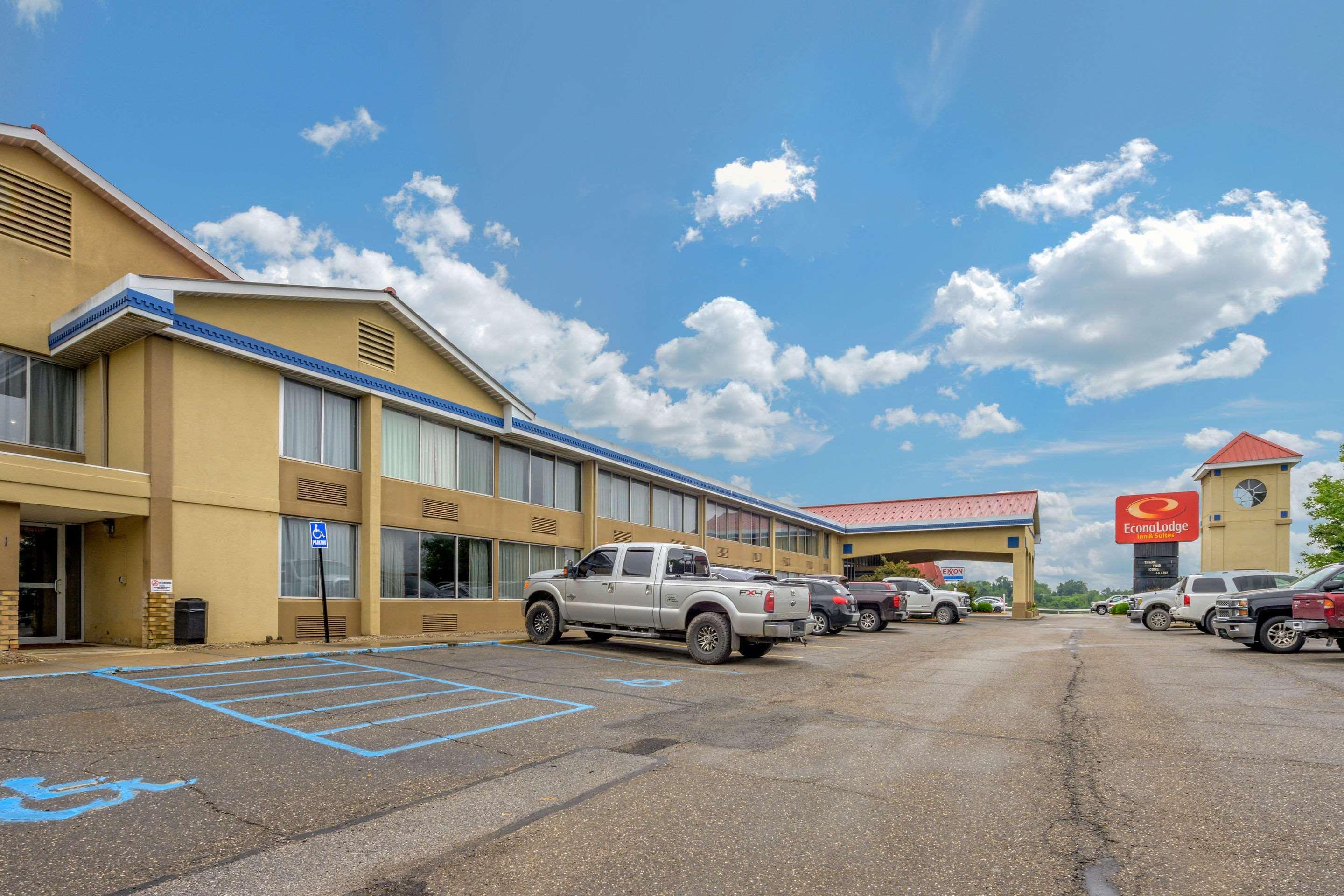Econo Lodge Inn & Suites Triadelphia - Wheeling Экстерьер фото