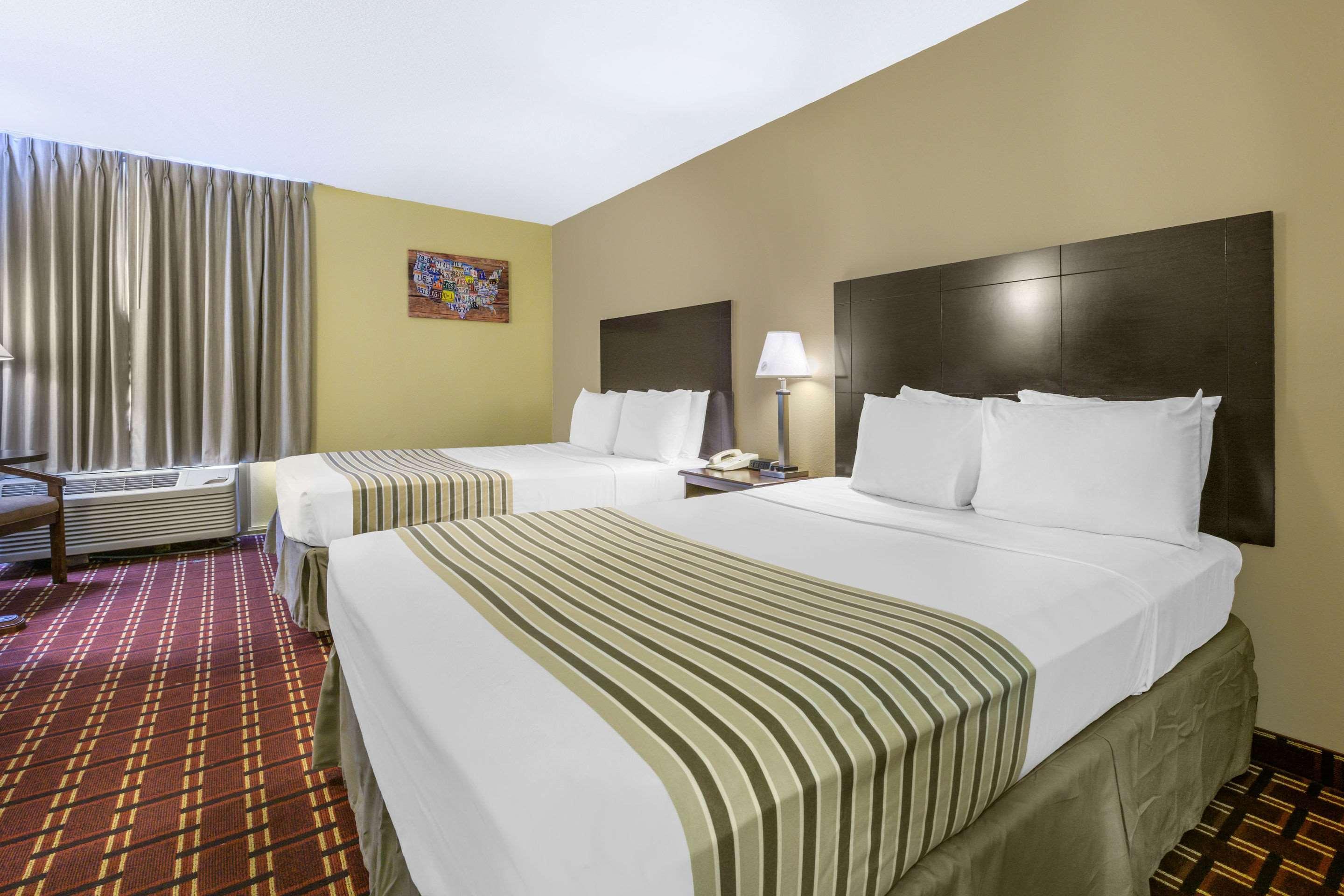 Econo Lodge Inn & Suites Triadelphia - Wheeling Экстерьер фото