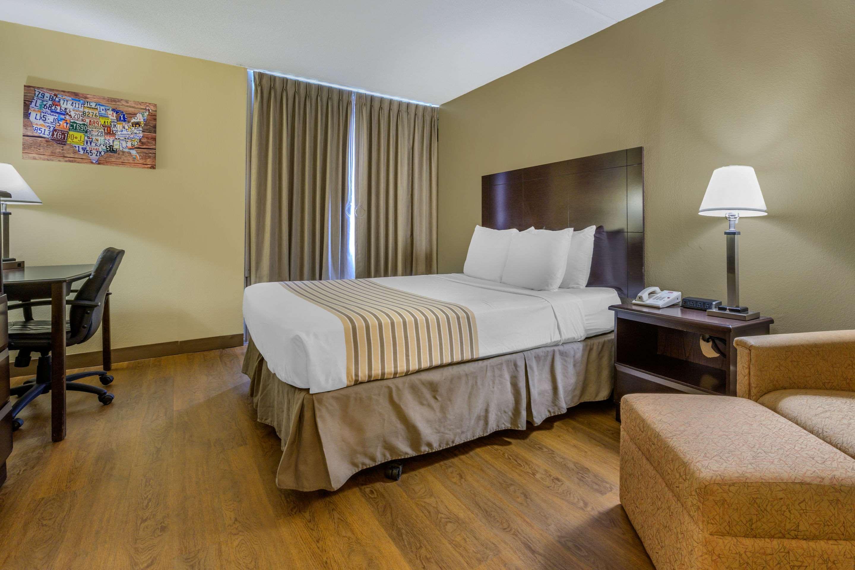 Econo Lodge Inn & Suites Triadelphia - Wheeling Экстерьер фото