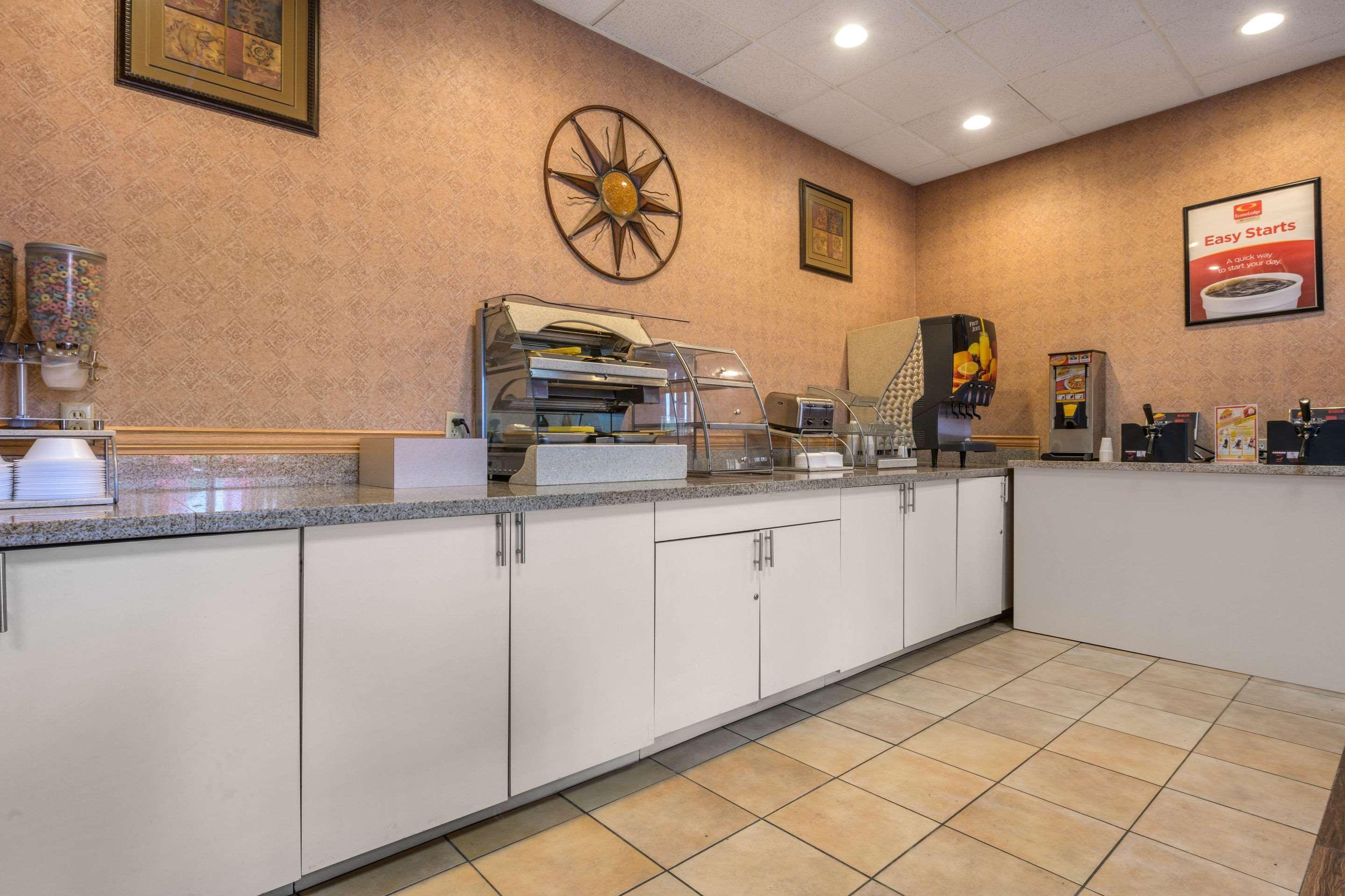 Econo Lodge Inn & Suites Triadelphia - Wheeling Экстерьер фото