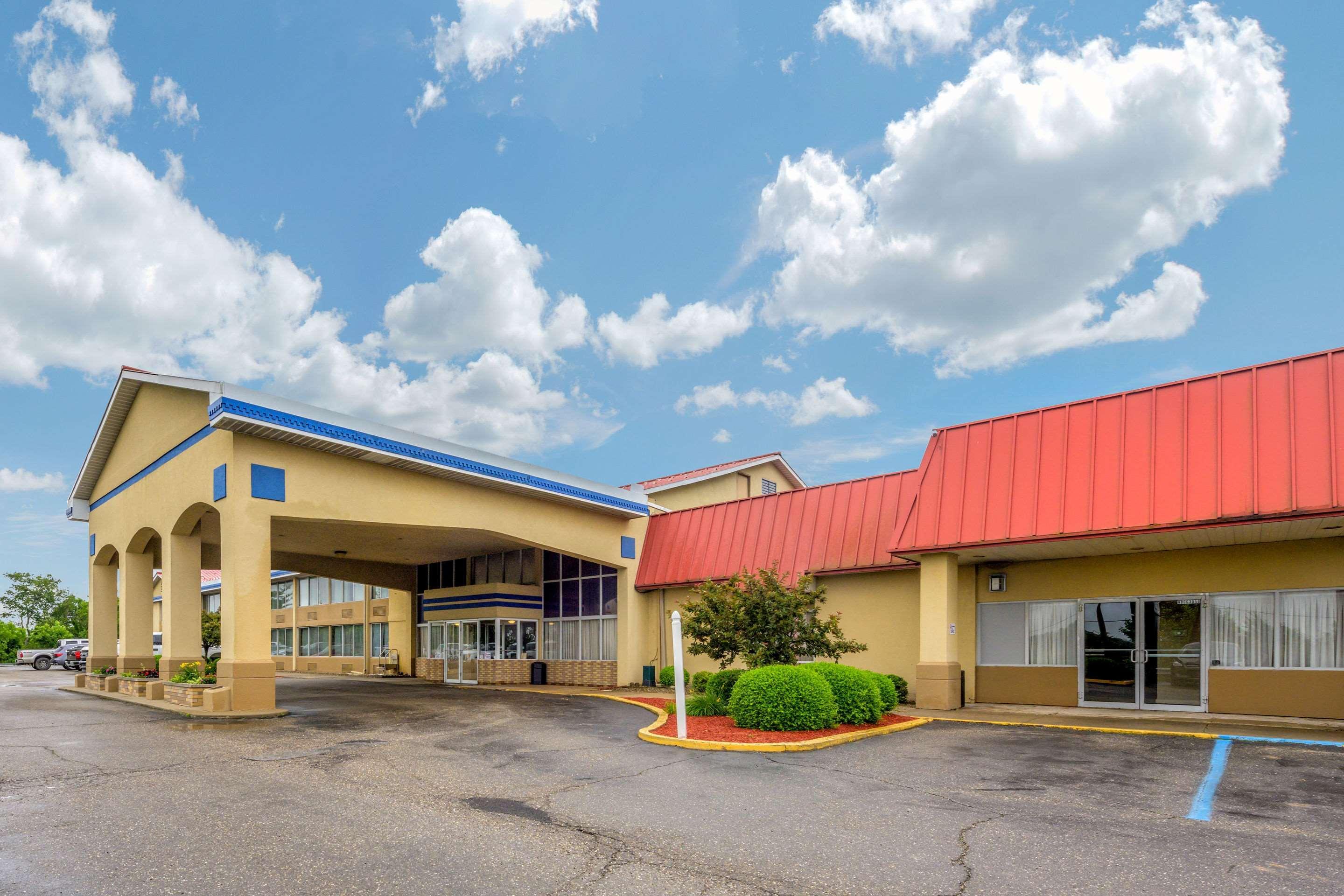 Econo Lodge Inn & Suites Triadelphia - Wheeling Экстерьер фото