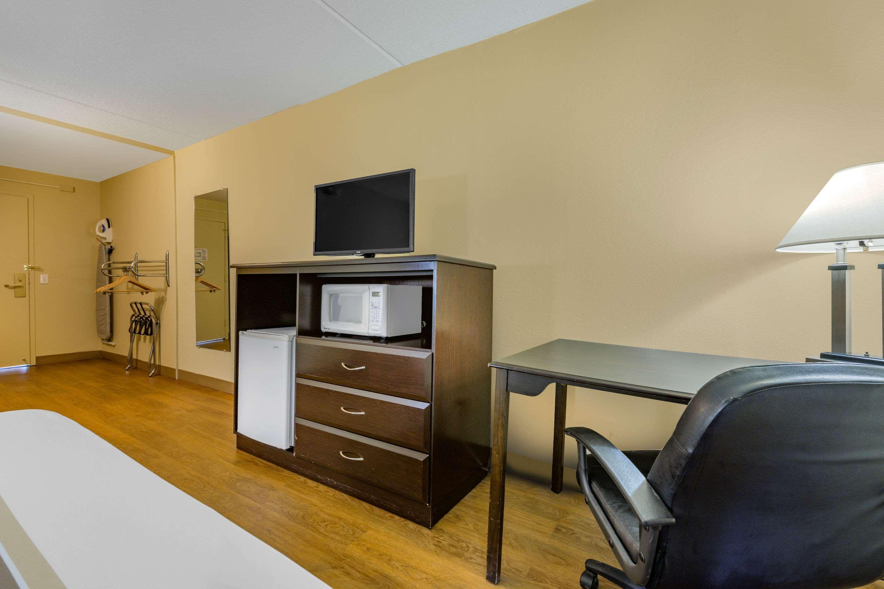 Econo Lodge Inn & Suites Triadelphia - Wheeling Экстерьер фото