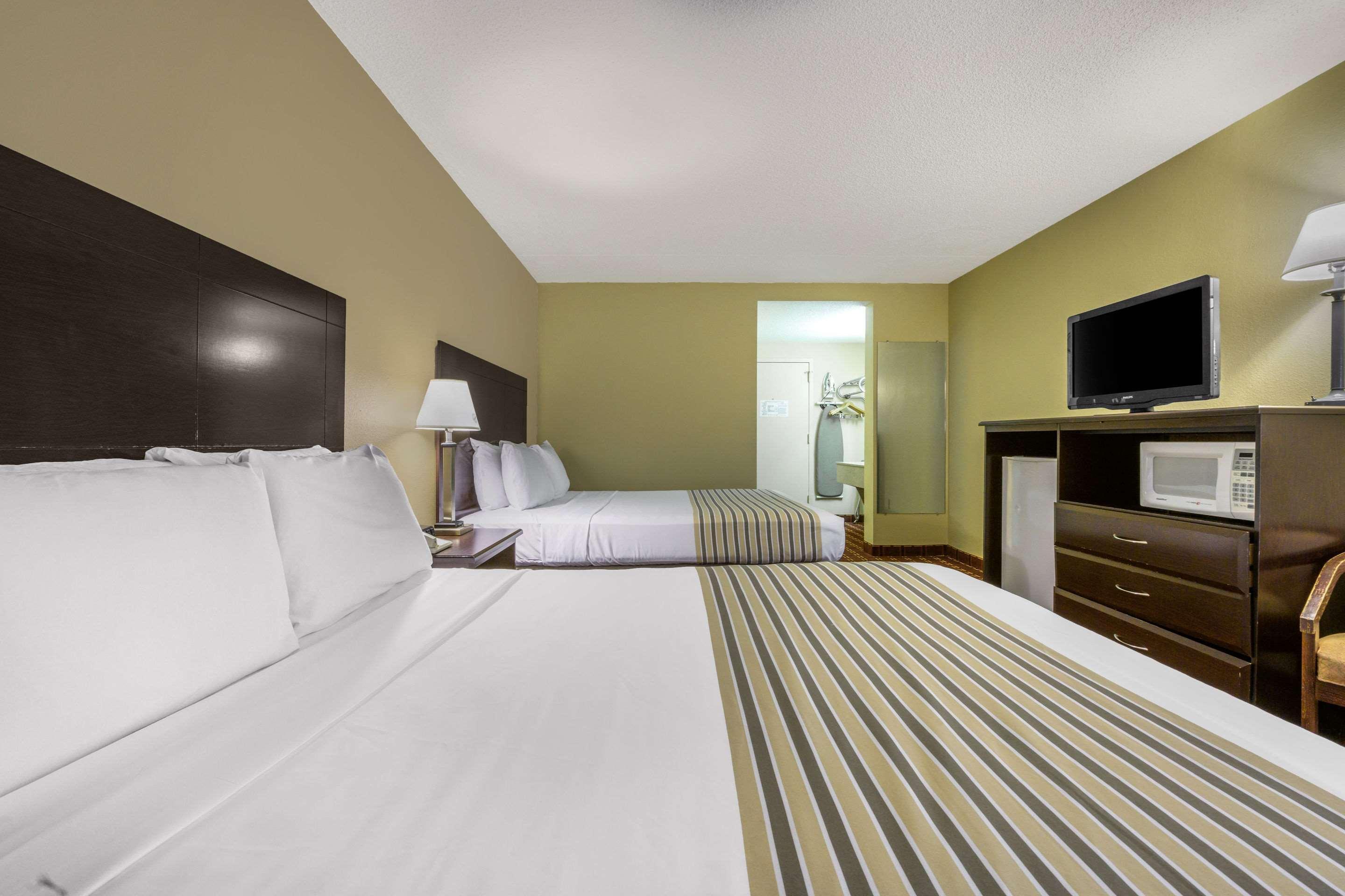 Econo Lodge Inn & Suites Triadelphia - Wheeling Экстерьер фото