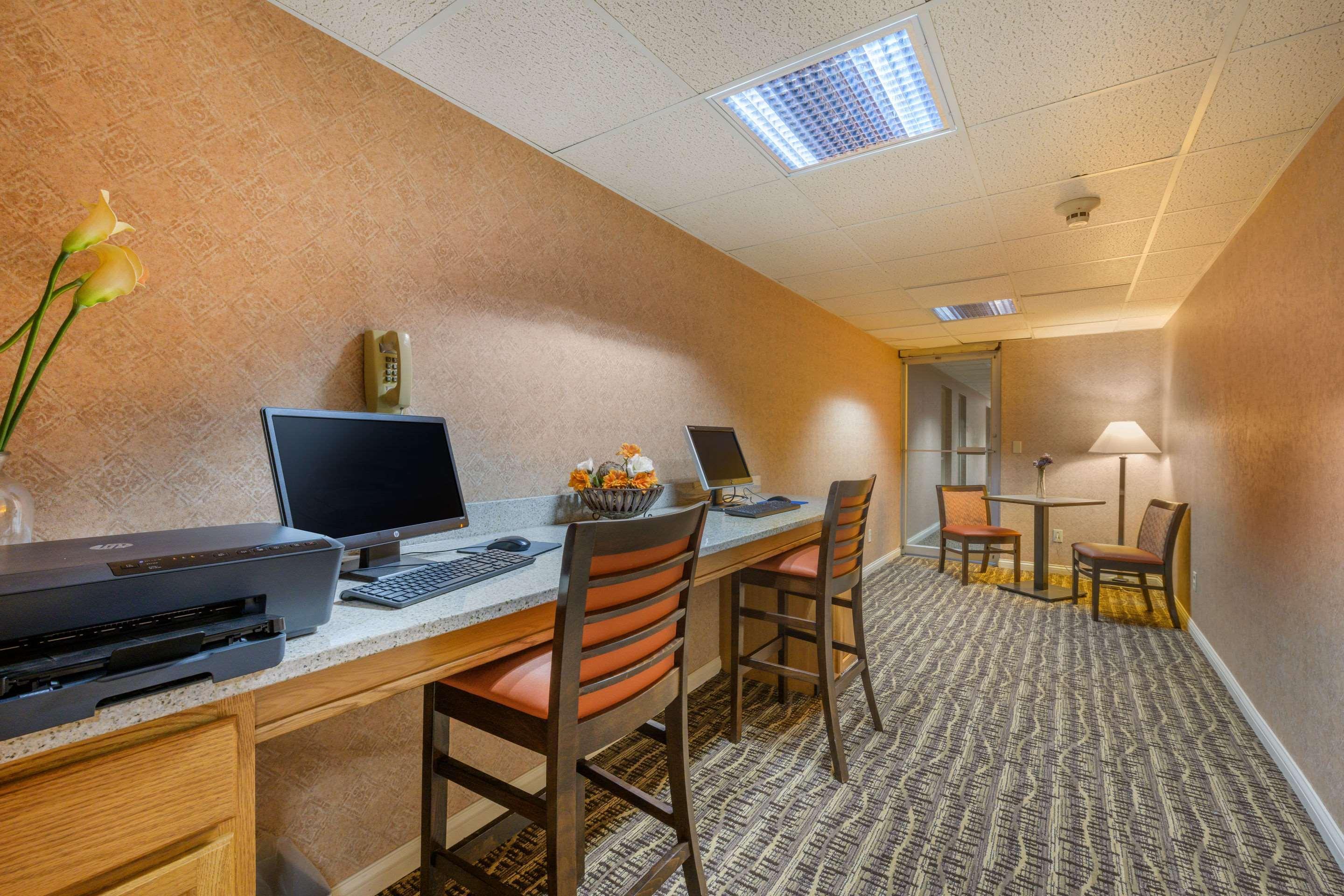 Econo Lodge Inn & Suites Triadelphia - Wheeling Экстерьер фото