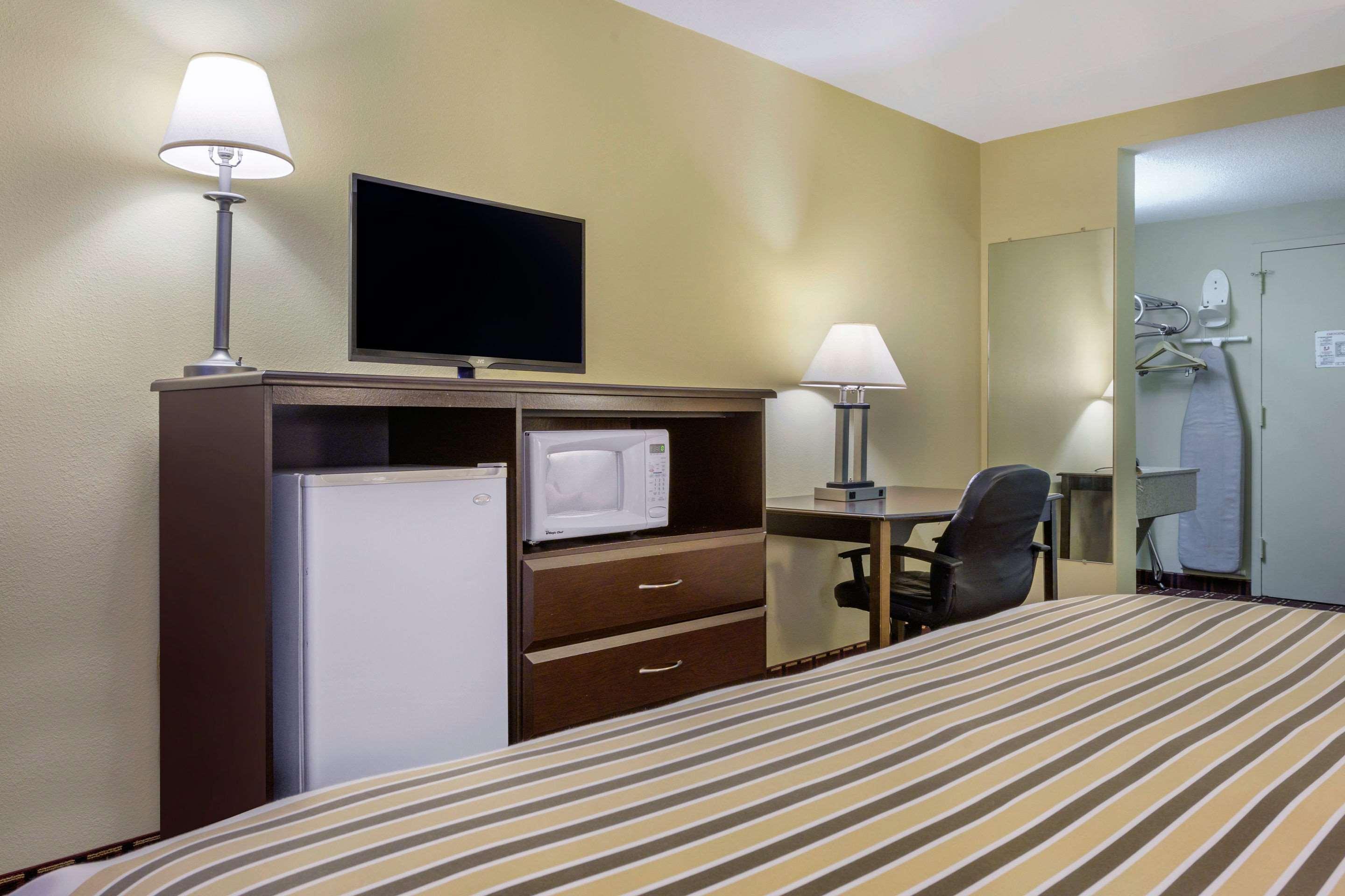 Econo Lodge Inn & Suites Triadelphia - Wheeling Экстерьер фото