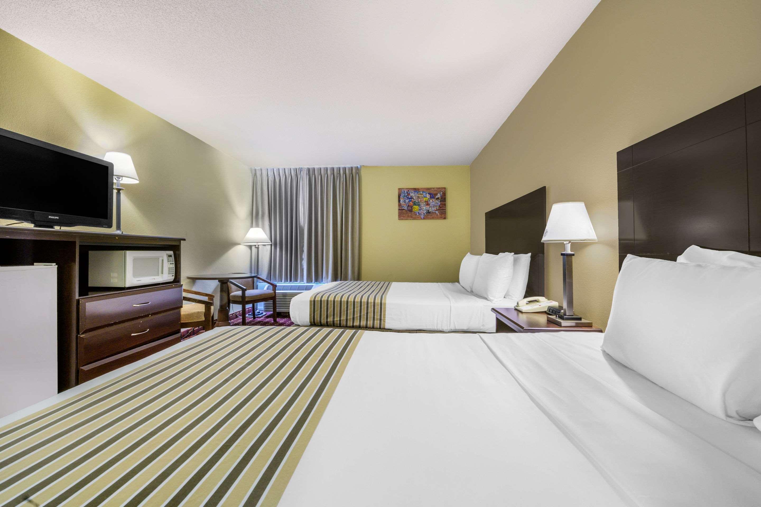 Econo Lodge Inn & Suites Triadelphia - Wheeling Экстерьер фото