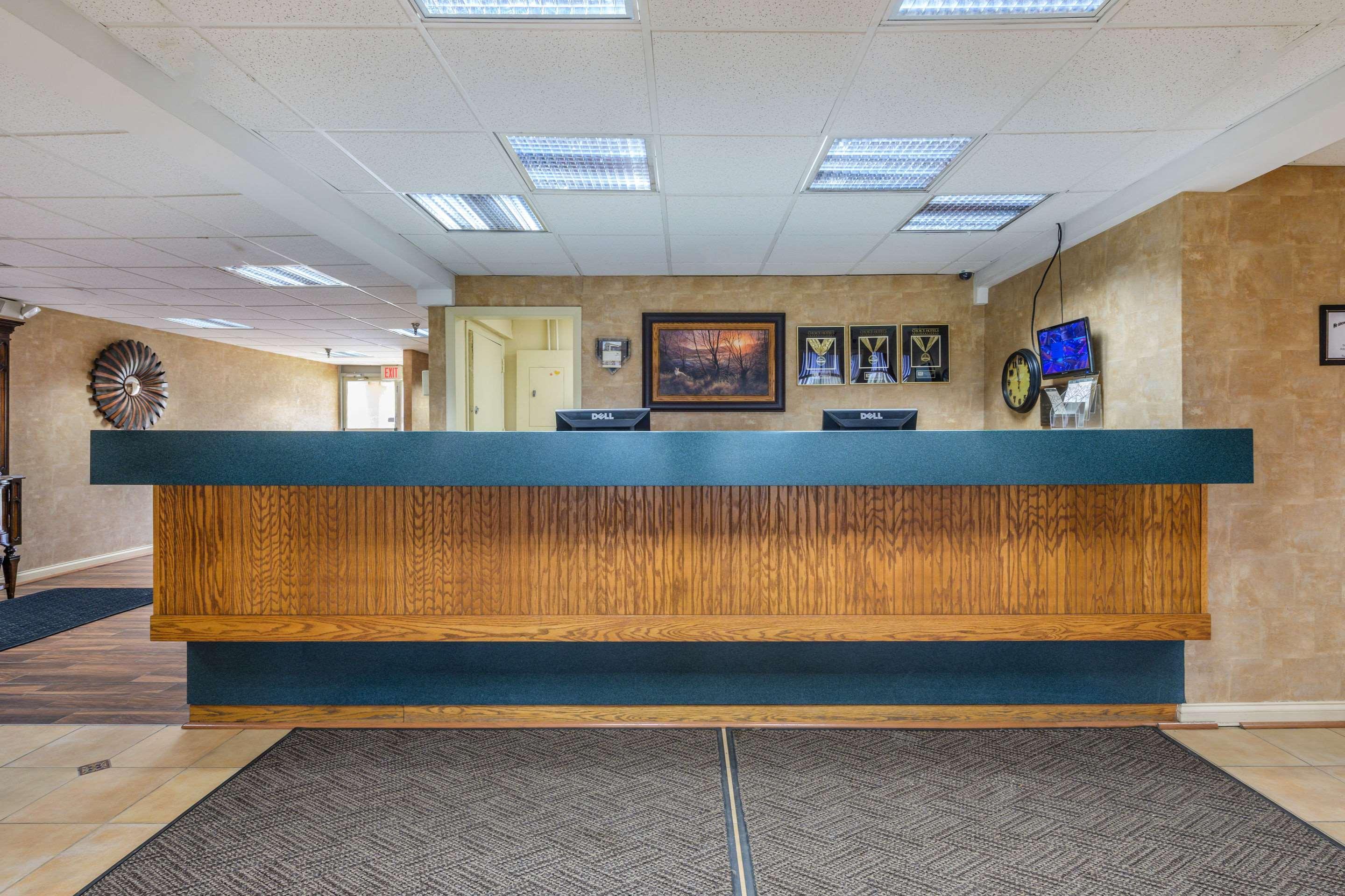 Econo Lodge Inn & Suites Triadelphia - Wheeling Экстерьер фото