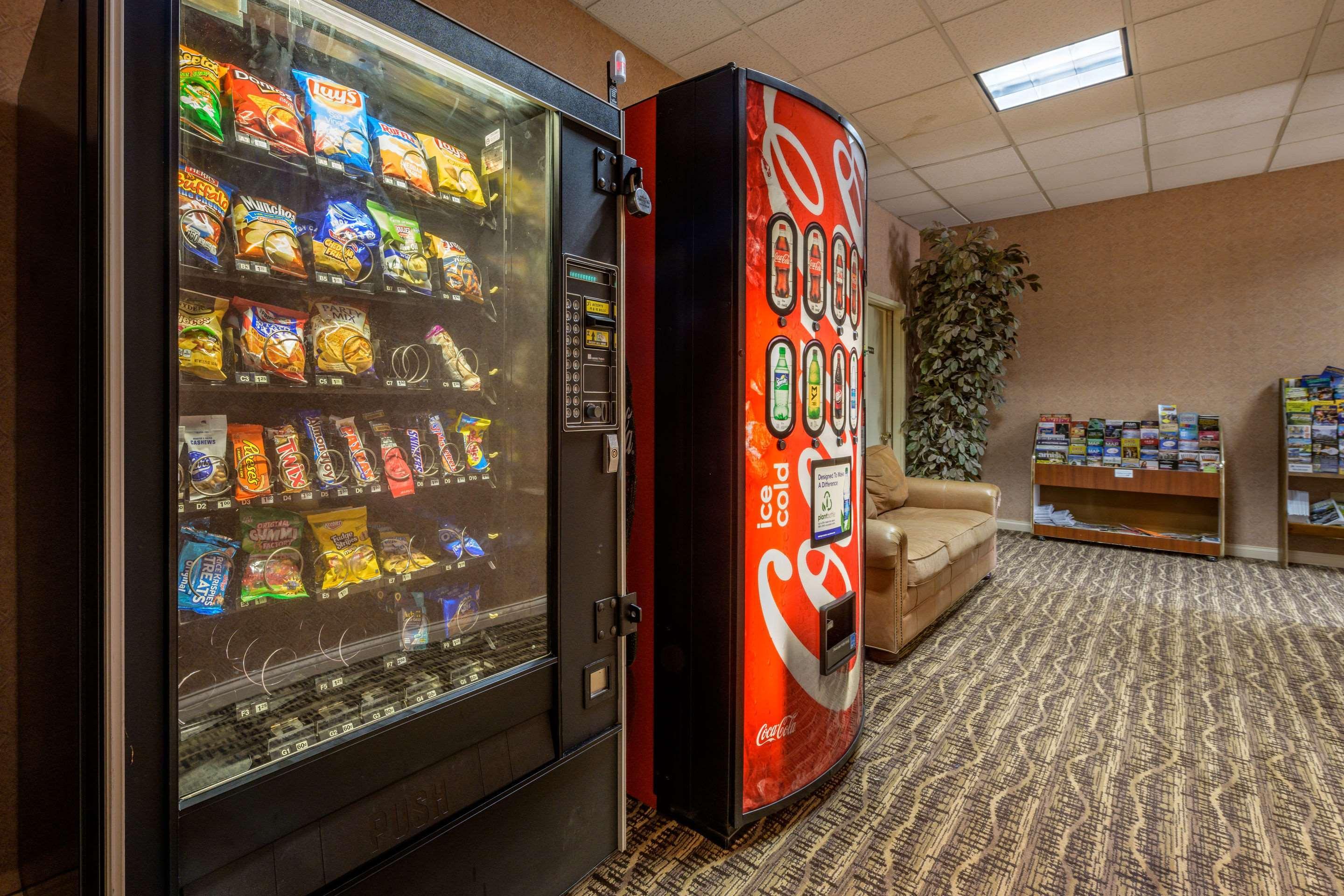 Econo Lodge Inn & Suites Triadelphia - Wheeling Экстерьер фото