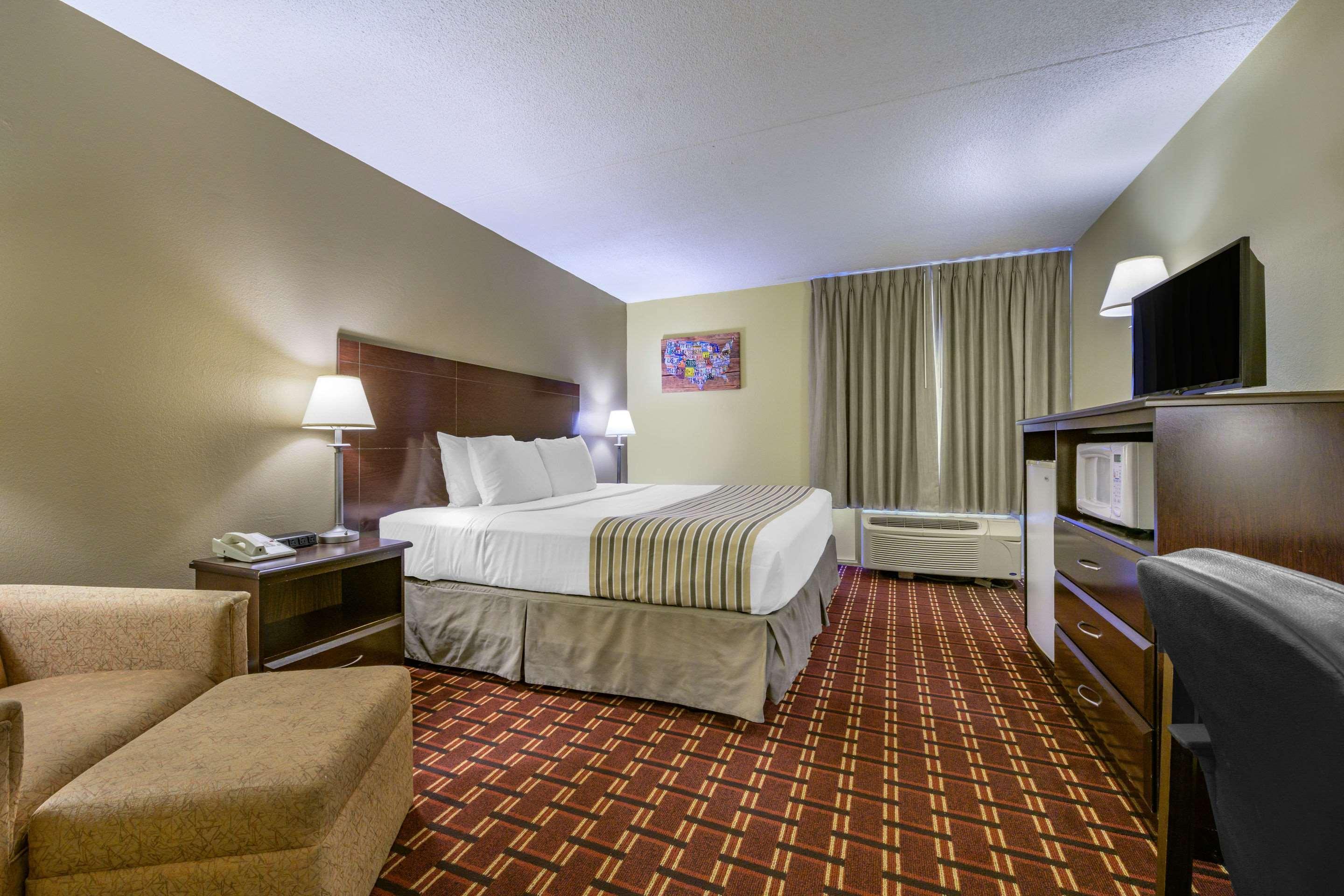 Econo Lodge Inn & Suites Triadelphia - Wheeling Экстерьер фото