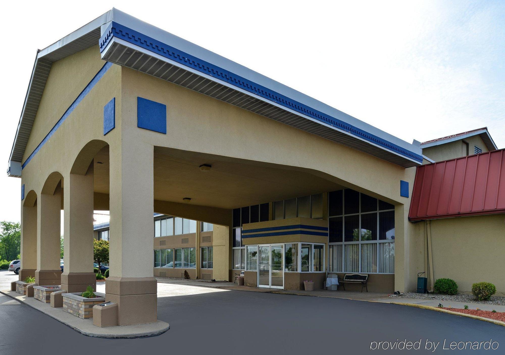 Econo Lodge Inn & Suites Triadelphia - Wheeling Экстерьер фото
