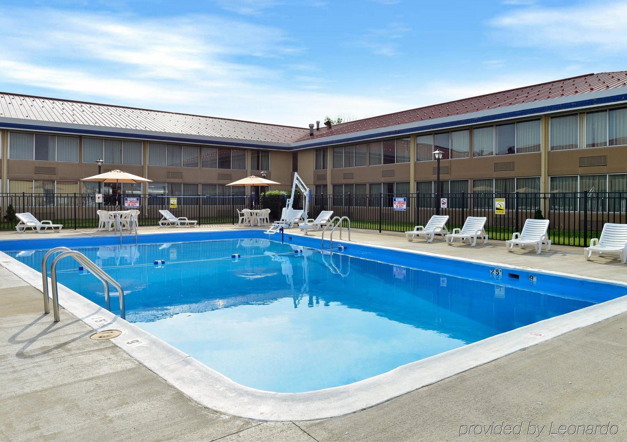 Econo Lodge Inn & Suites Triadelphia - Wheeling Экстерьер фото