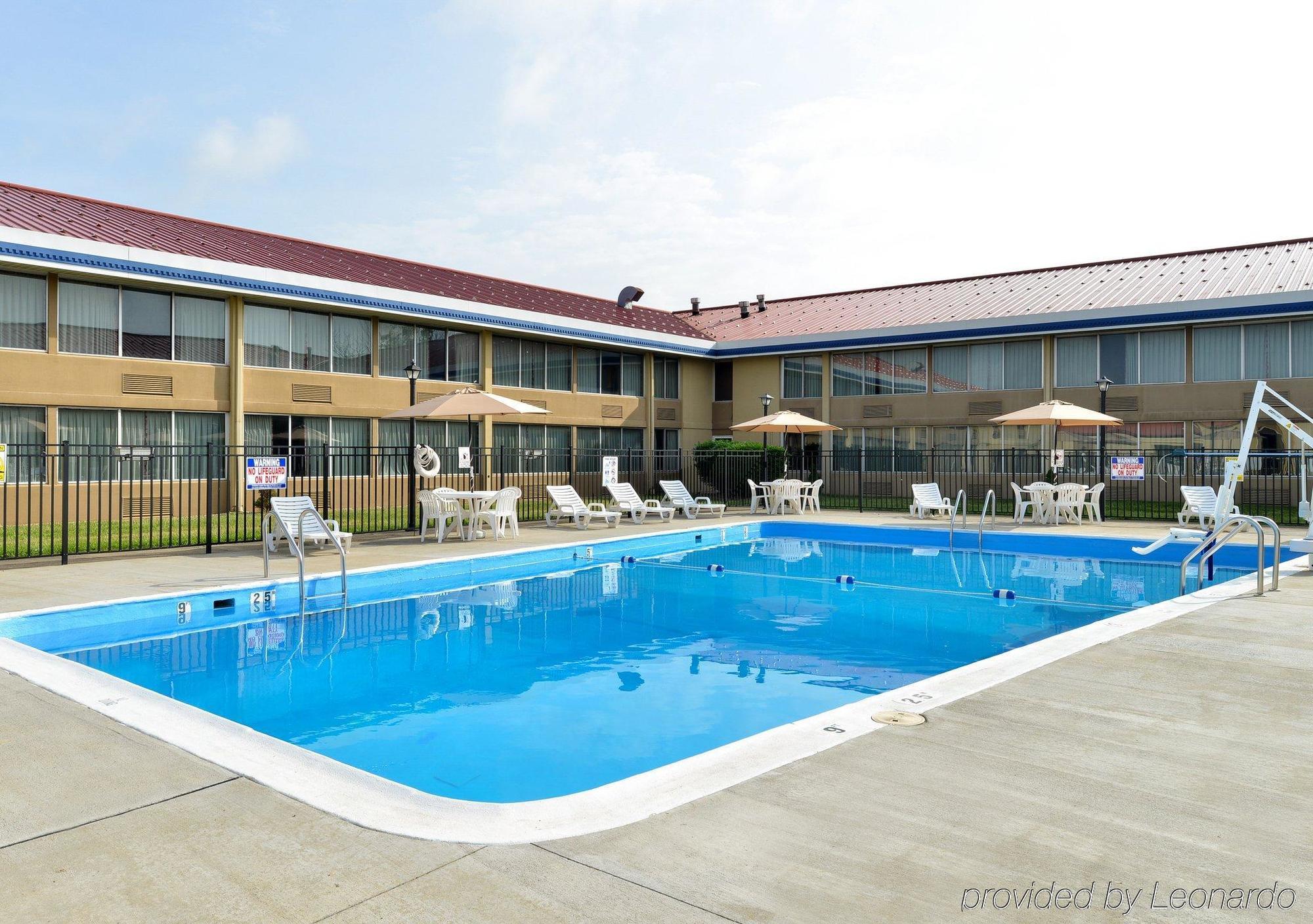 Econo Lodge Inn & Suites Triadelphia - Wheeling Экстерьер фото
