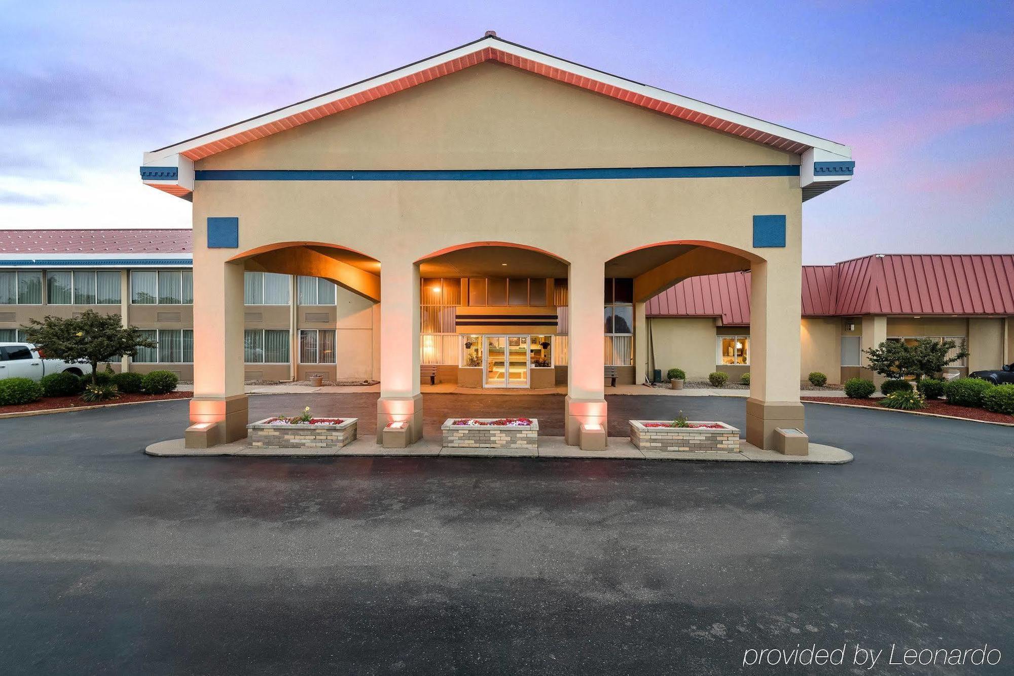 Econo Lodge Inn & Suites Triadelphia - Wheeling Экстерьер фото
