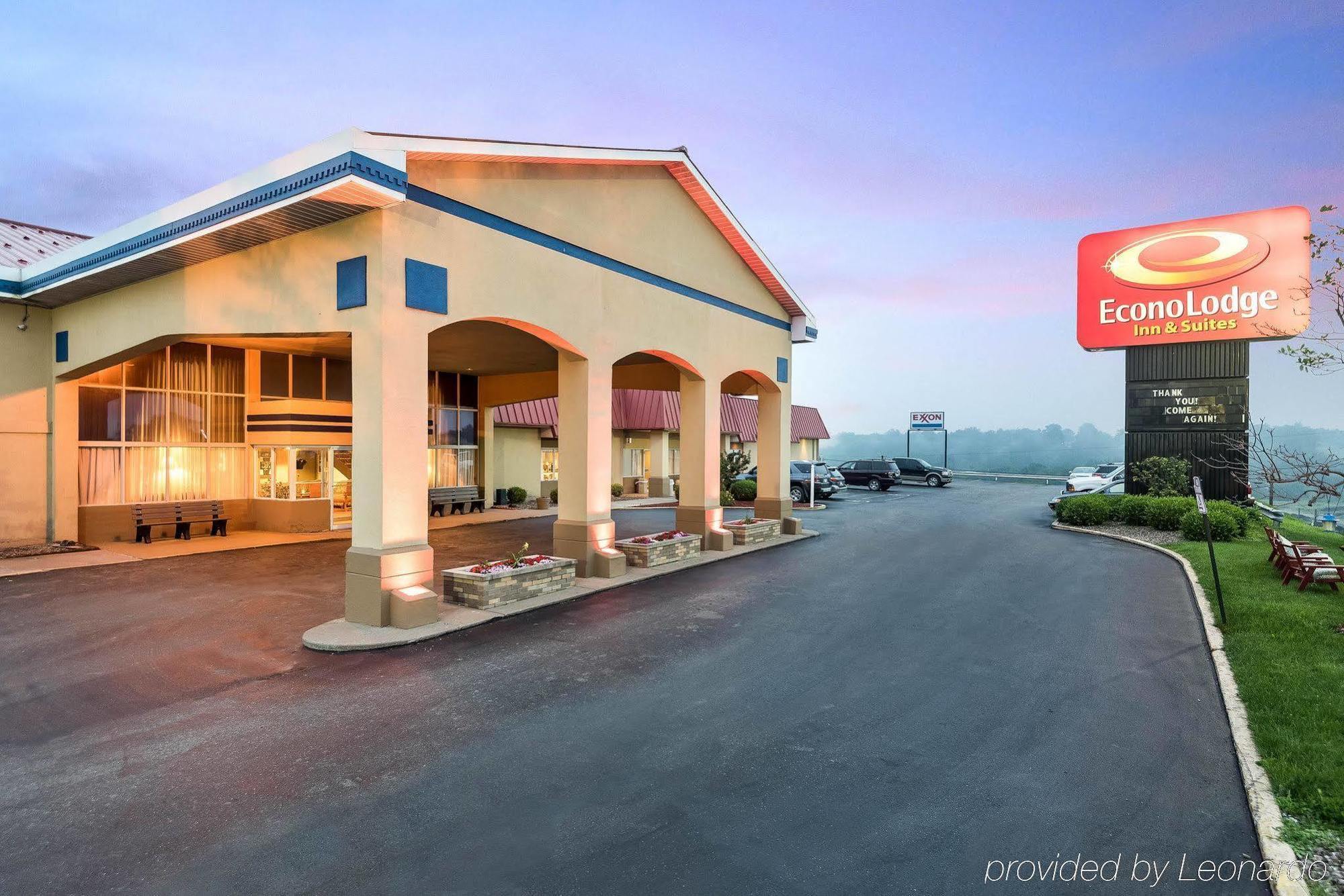 Econo Lodge Inn & Suites Triadelphia - Wheeling Экстерьер фото