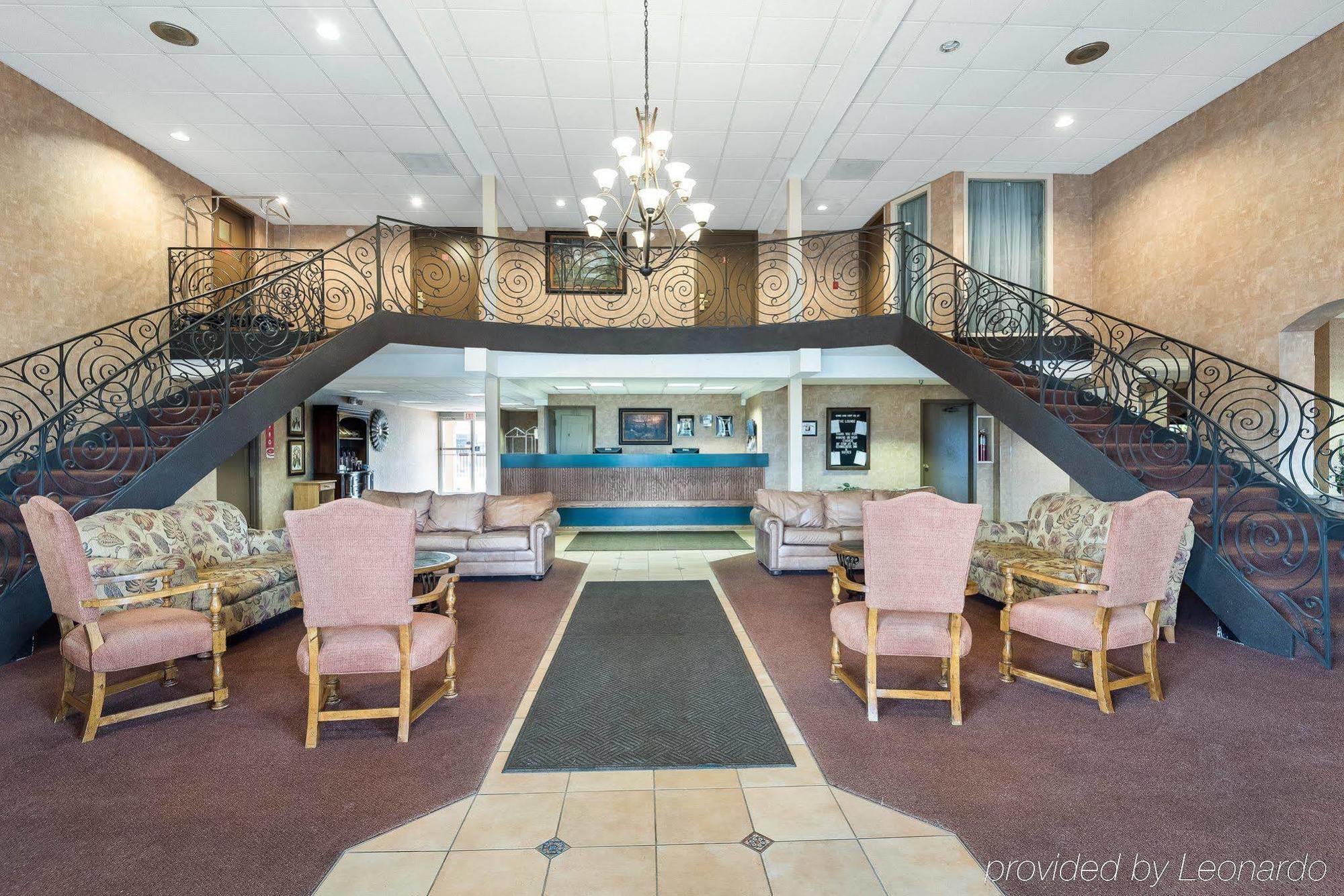 Econo Lodge Inn & Suites Triadelphia - Wheeling Экстерьер фото