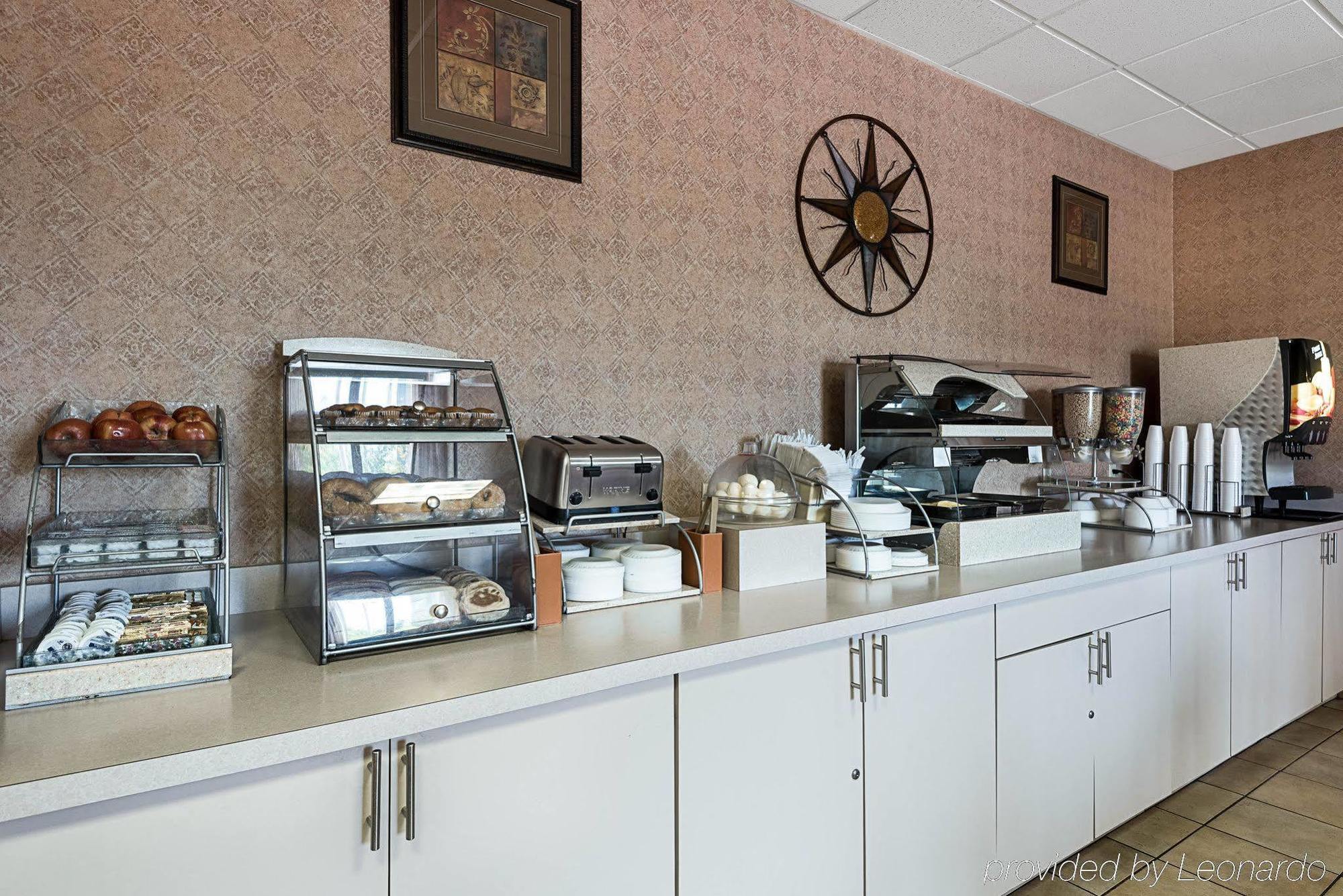 Econo Lodge Inn & Suites Triadelphia - Wheeling Экстерьер фото