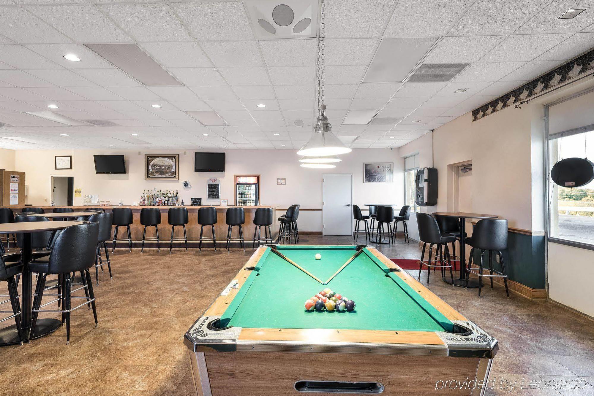 Econo Lodge Inn & Suites Triadelphia - Wheeling Экстерьер фото