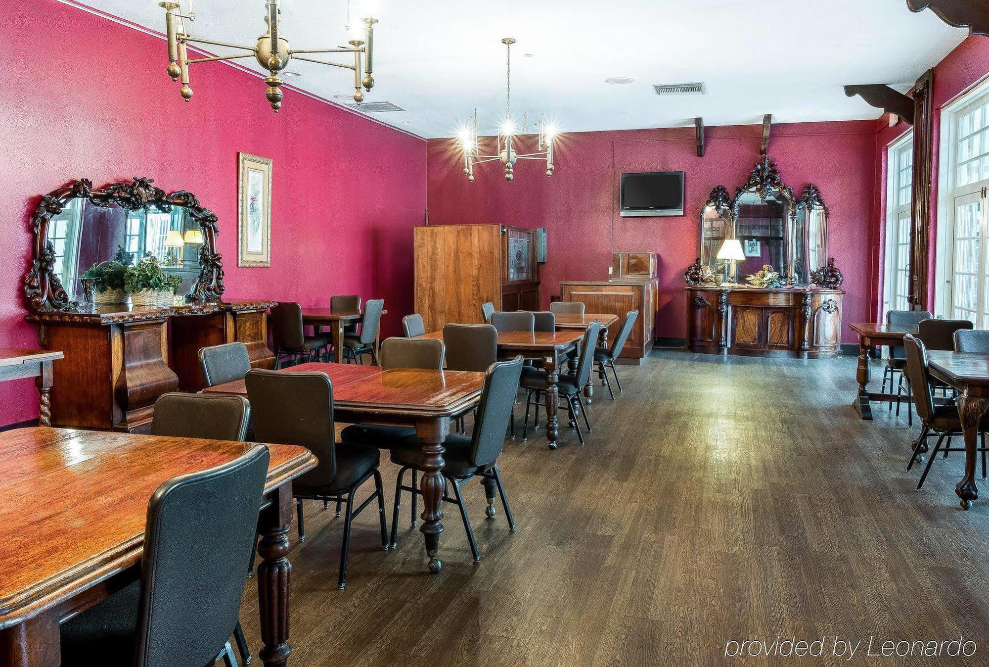 Econo Lodge Inn & Suites Triadelphia - Wheeling Экстерьер фото