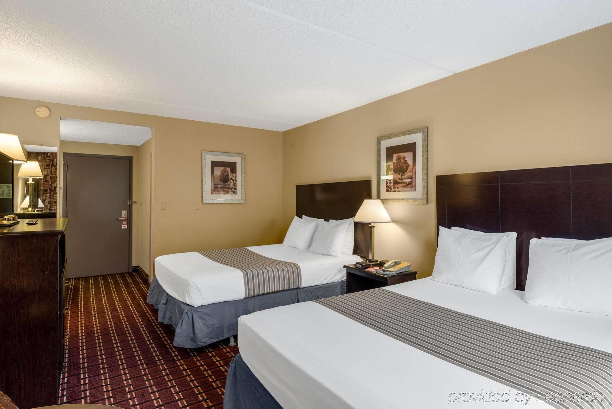 Econo Lodge Inn & Suites Triadelphia - Wheeling Экстерьер фото