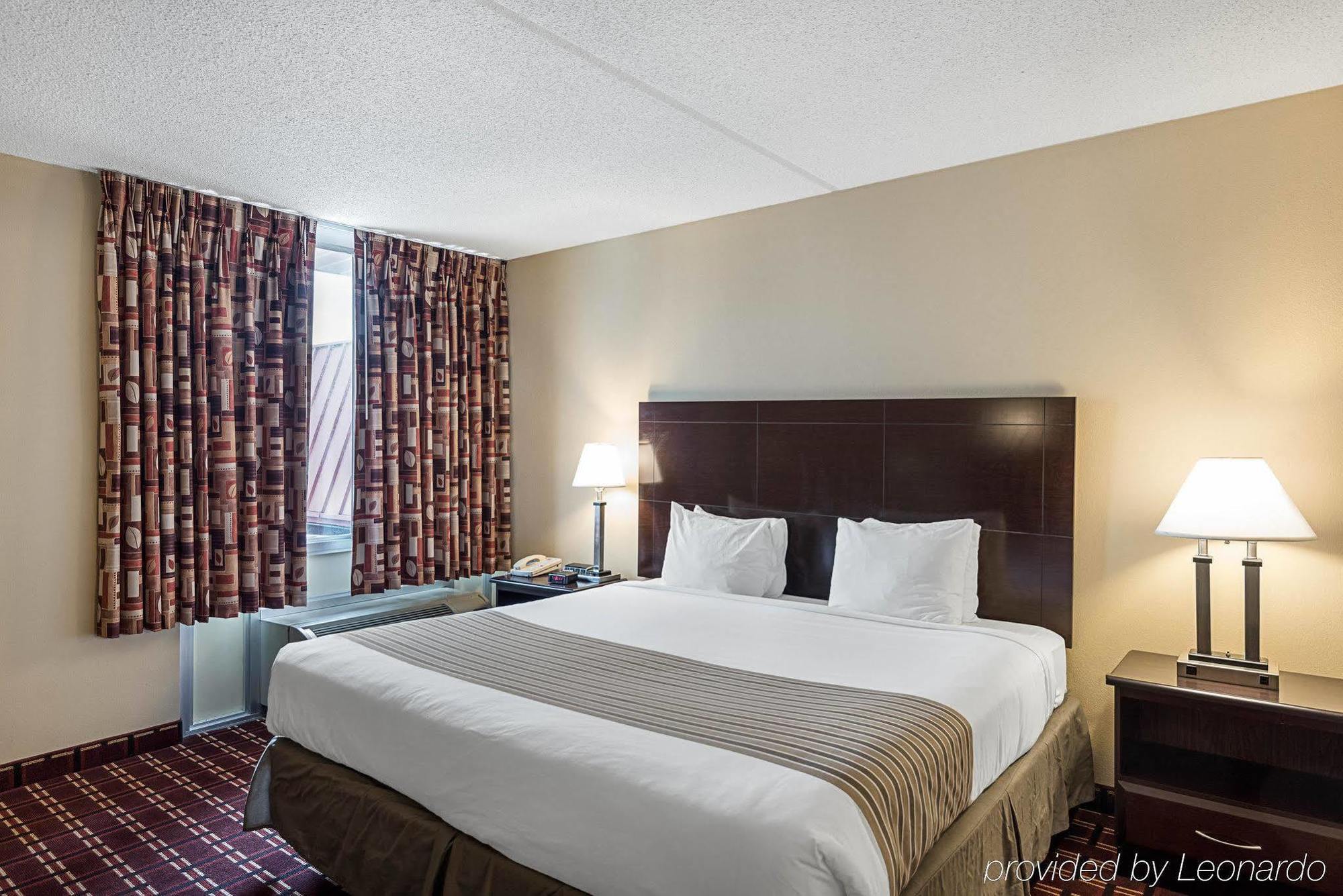 Econo Lodge Inn & Suites Triadelphia - Wheeling Экстерьер фото