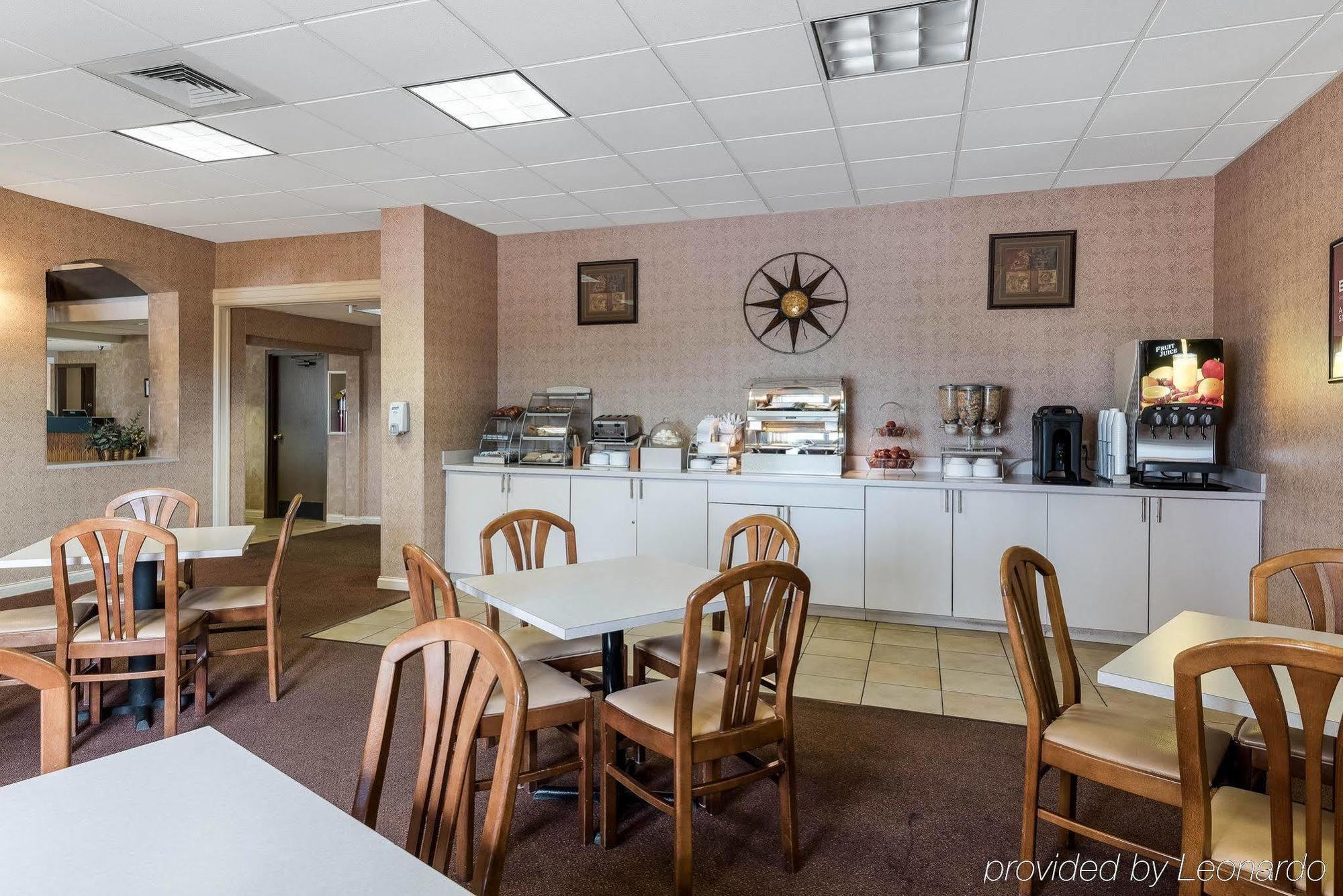 Econo Lodge Inn & Suites Triadelphia - Wheeling Экстерьер фото