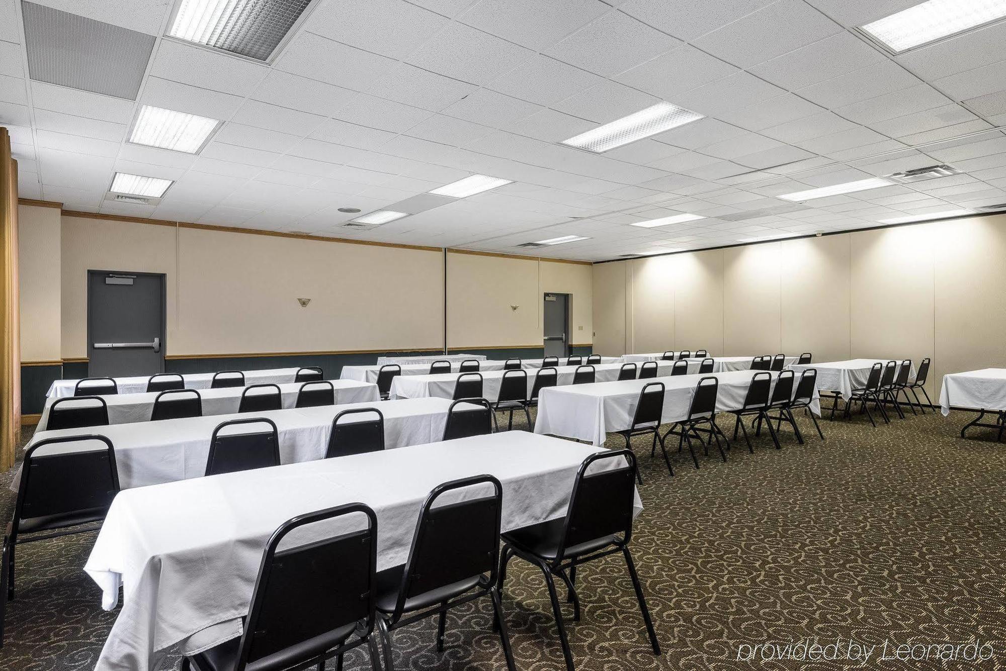 Econo Lodge Inn & Suites Triadelphia - Wheeling Экстерьер фото