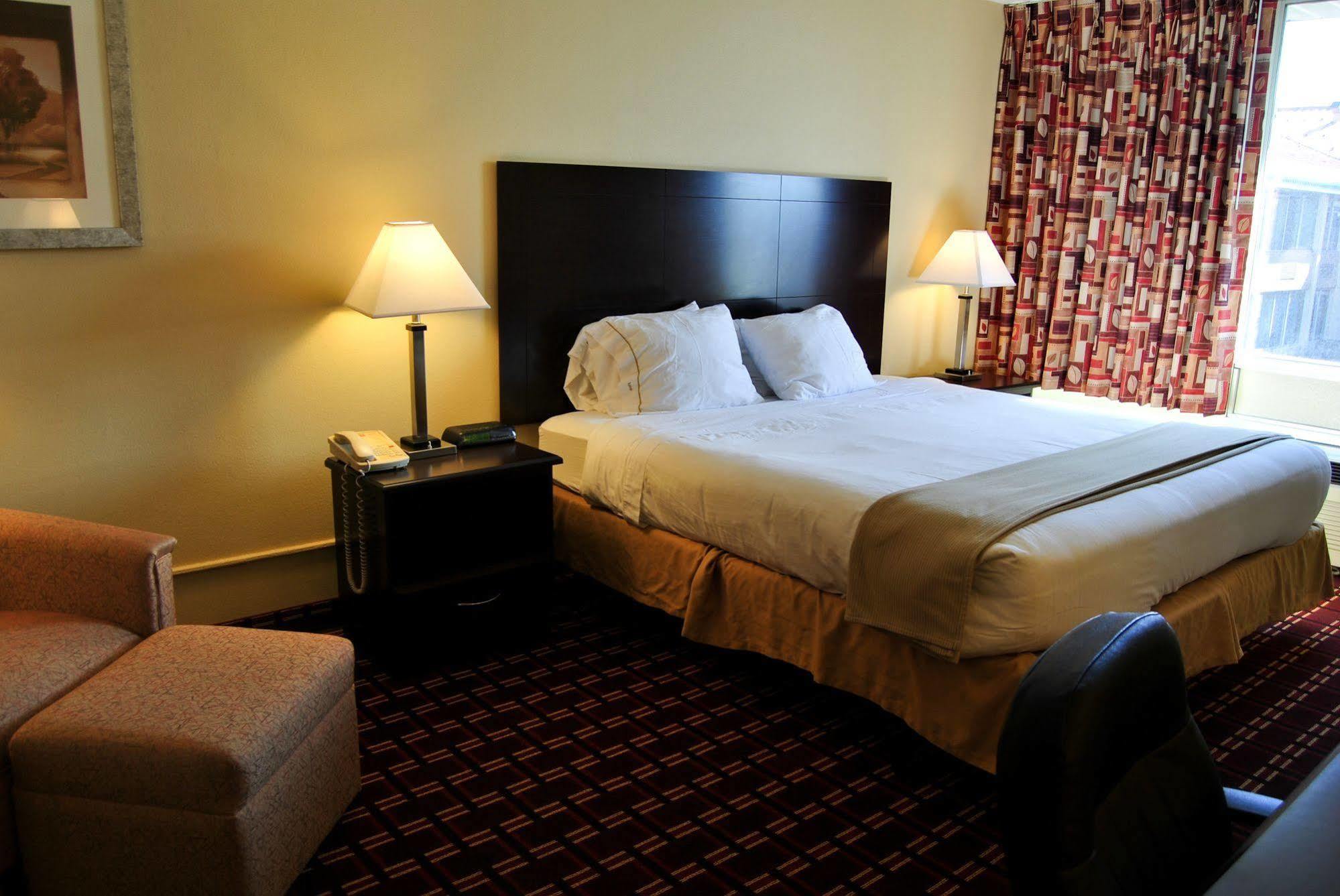 Econo Lodge Inn & Suites Triadelphia - Wheeling Экстерьер фото