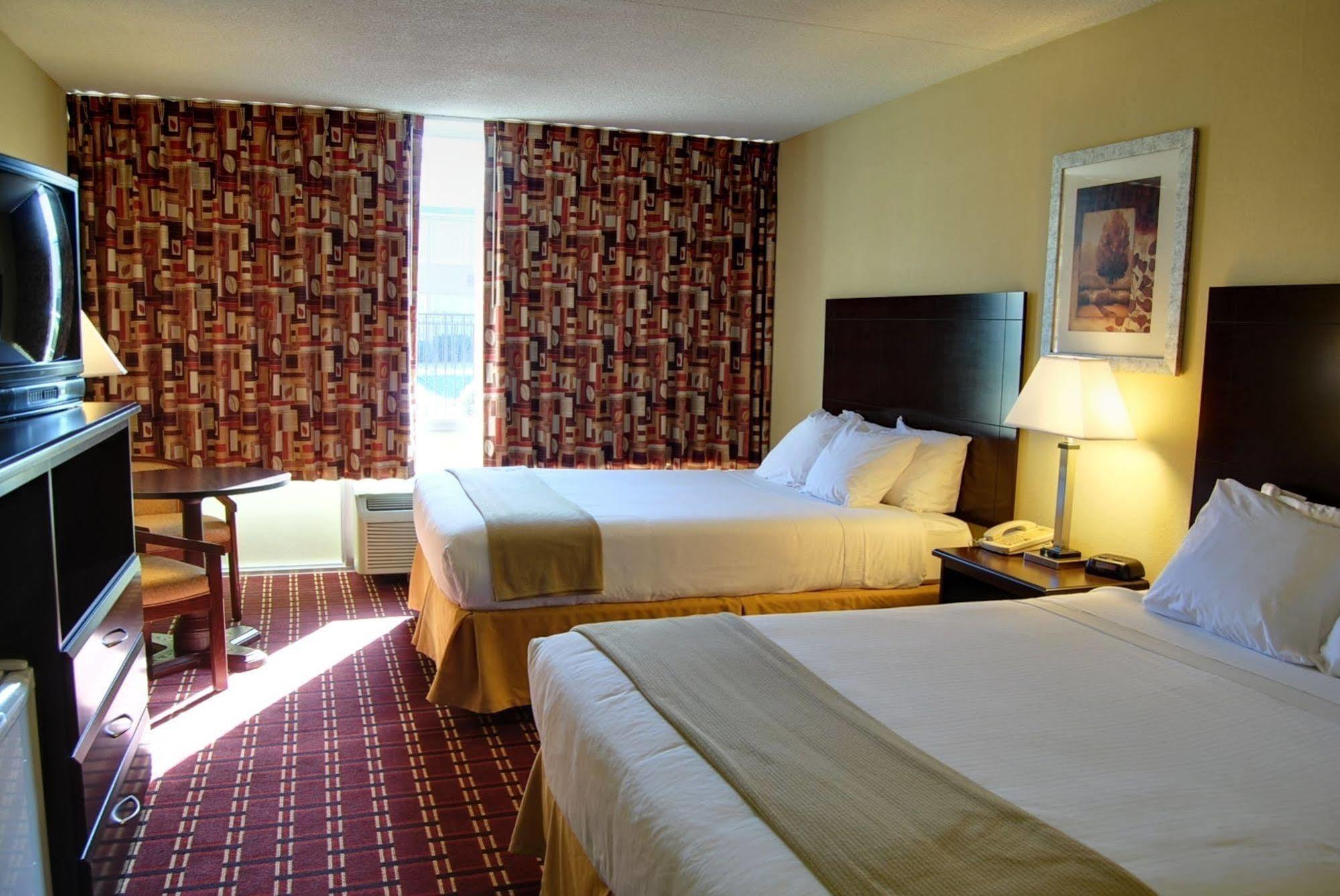 Econo Lodge Inn & Suites Triadelphia - Wheeling Экстерьер фото
