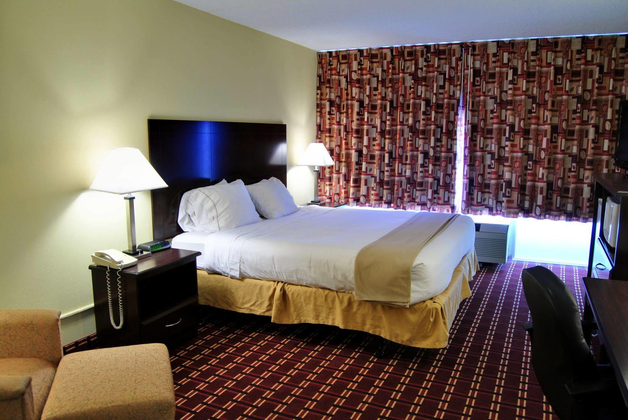 Econo Lodge Inn & Suites Triadelphia - Wheeling Экстерьер фото