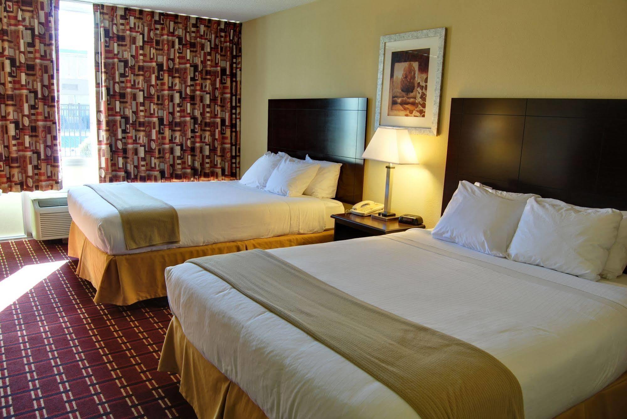 Econo Lodge Inn & Suites Triadelphia - Wheeling Экстерьер фото