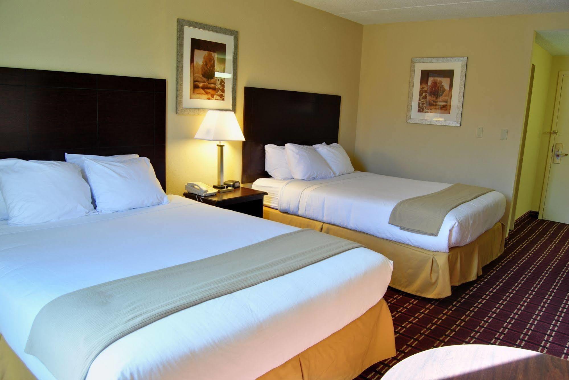 Econo Lodge Inn & Suites Triadelphia - Wheeling Экстерьер фото