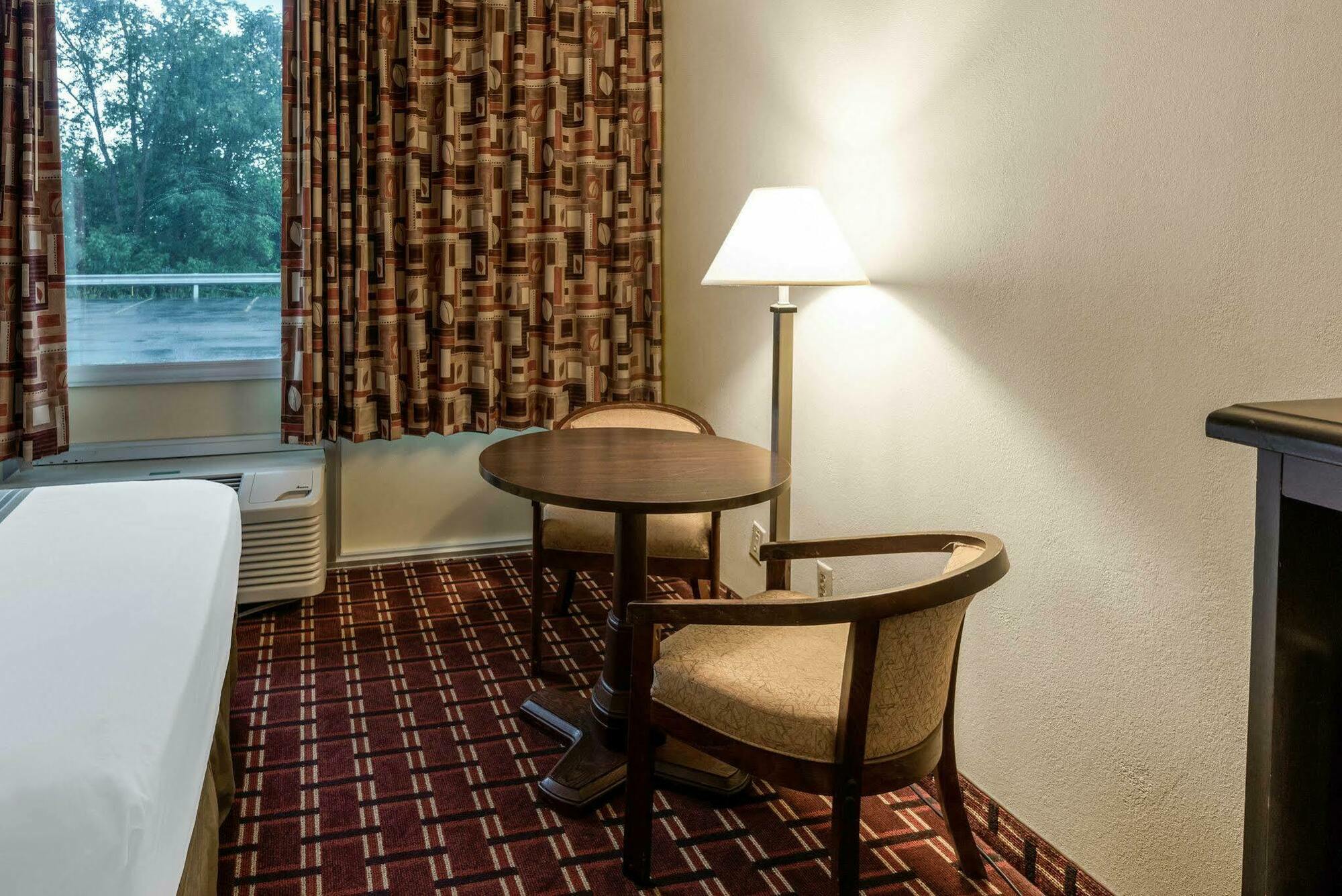 Econo Lodge Inn & Suites Triadelphia - Wheeling Экстерьер фото