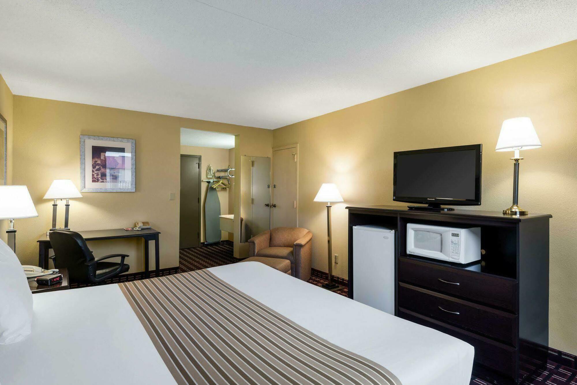 Econo Lodge Inn & Suites Triadelphia - Wheeling Экстерьер фото
