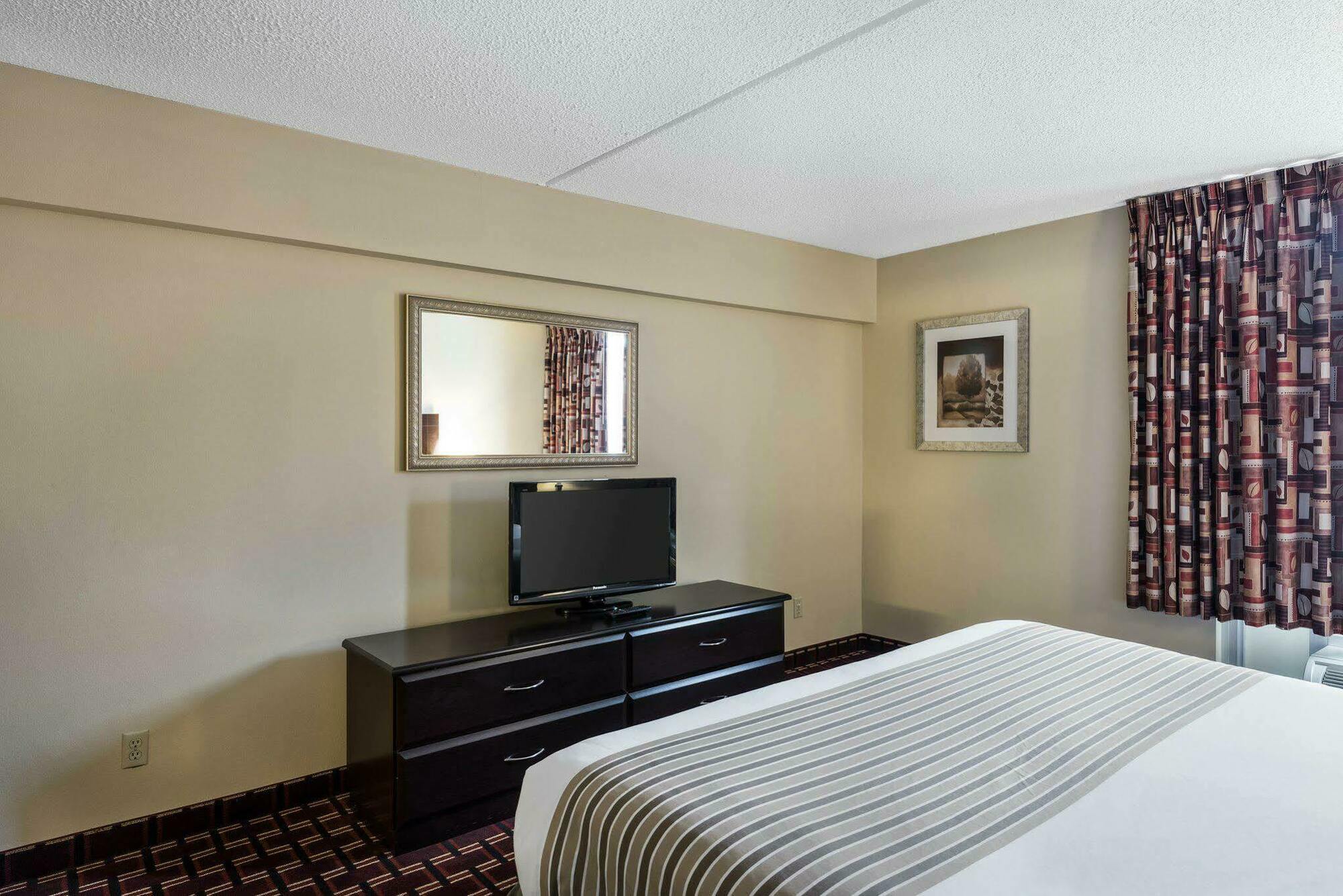 Econo Lodge Inn & Suites Triadelphia - Wheeling Экстерьер фото