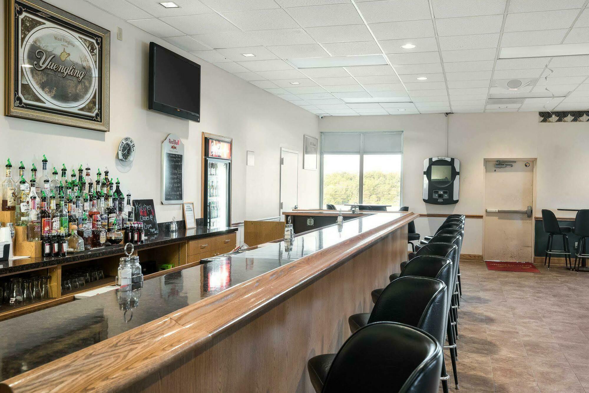 Econo Lodge Inn & Suites Triadelphia - Wheeling Экстерьер фото